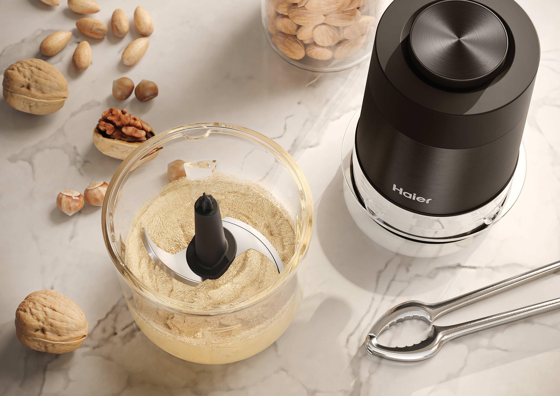 Un picador de alimentos con nueces y harina de nueces en mármol.