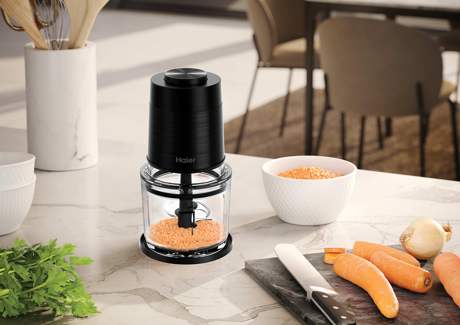 Un picador de alimentos Haier negro con lentejas en una encimera de mármol.