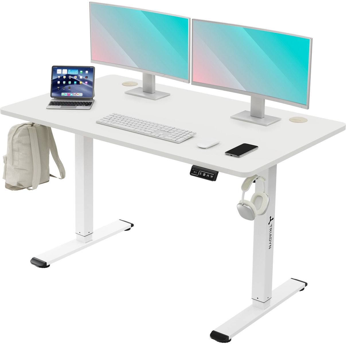 Białe biurko z regulacją wysokości, dwa monitory, laptop, klawiatura, mysz, telefon i słuchawki.