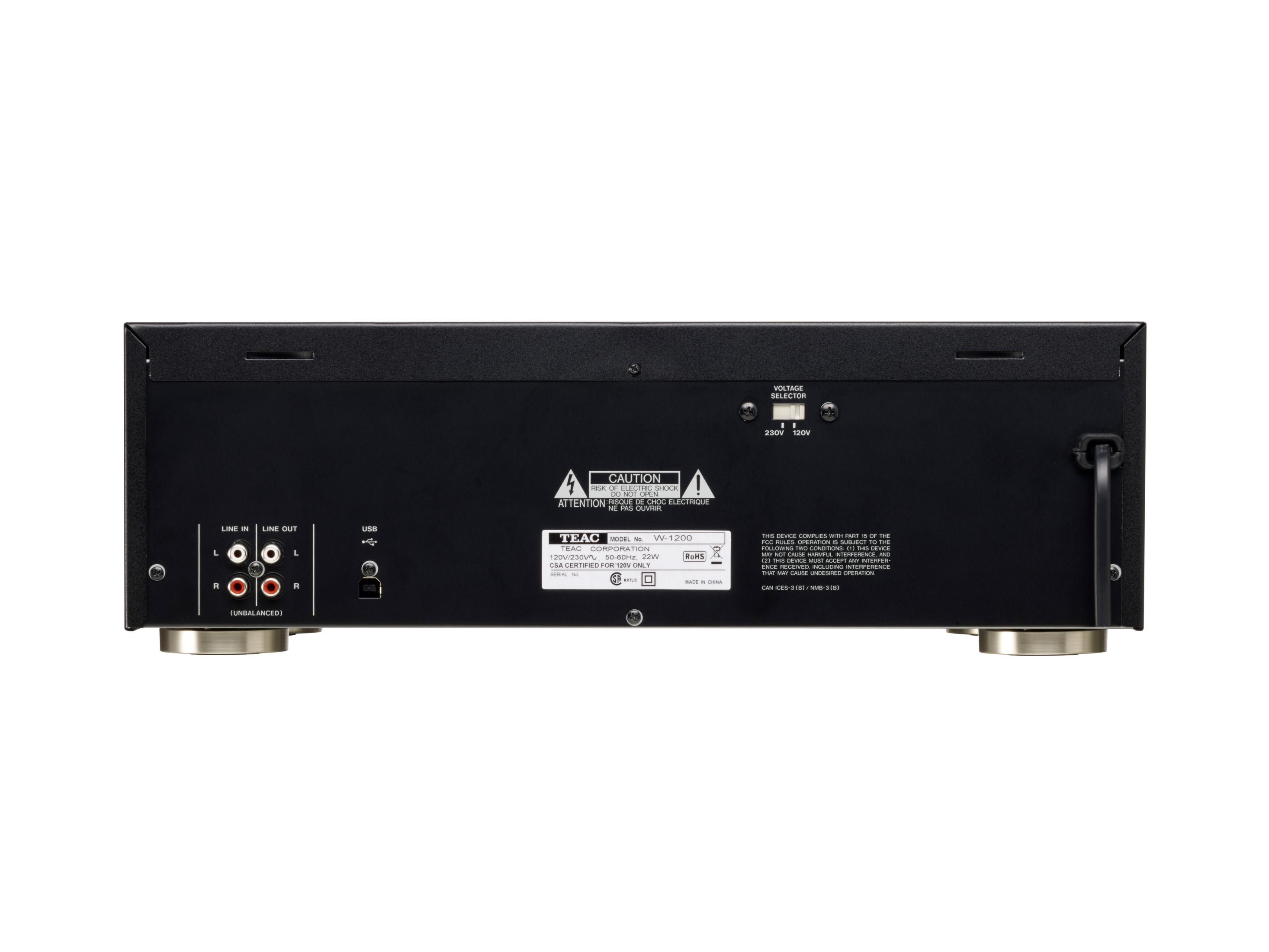 Panel trasero de un dispositivo TEAC W-1200 negro mostrando puertos y etiquetas.