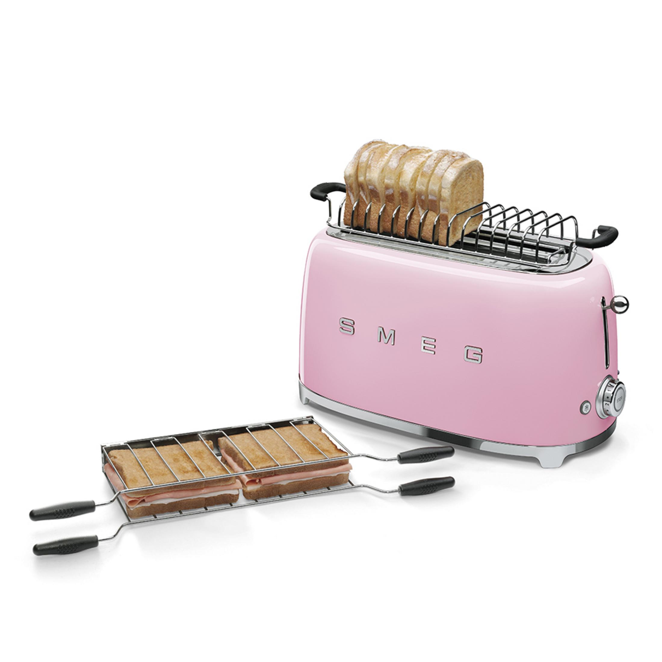 Una tostadora rosa con tostadas y sándwiches en una rejilla al lado.