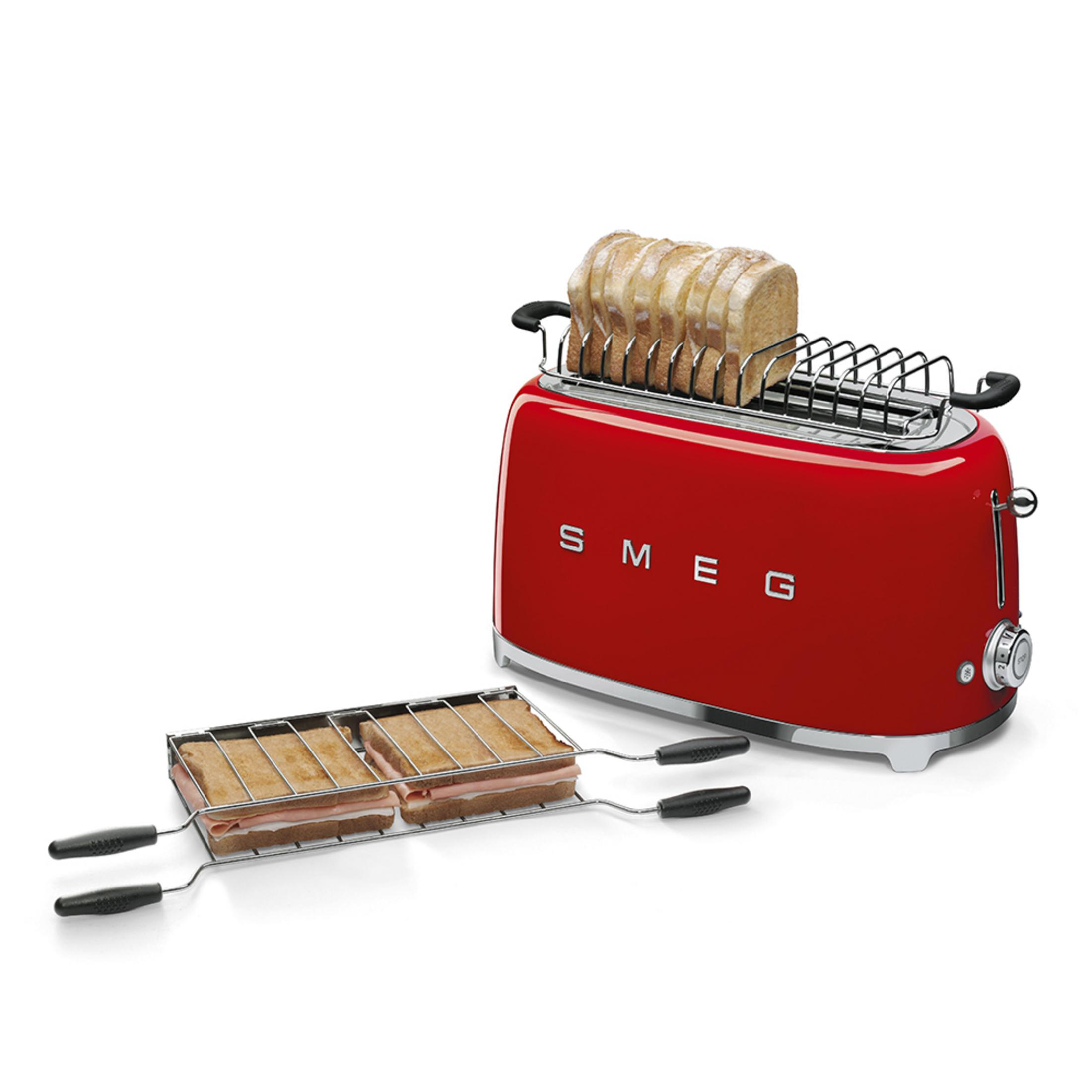 Ein roter SMEG-Toaster mit Brot im Schlitz und Sandwiches im Einsatz.