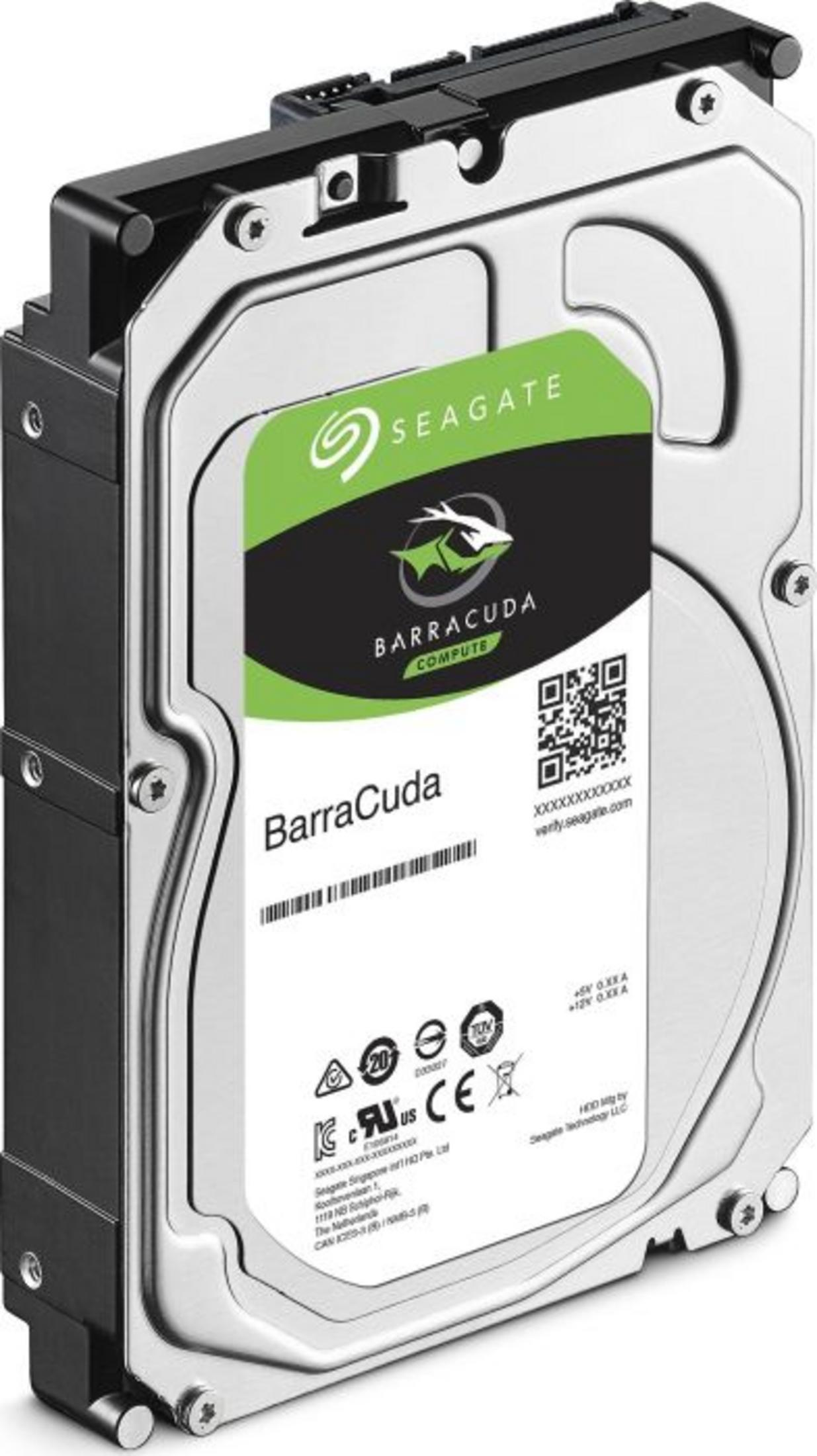 Un hard disk Seagate BarraCuda con etichetta verde e nera, loghi e codice QR.