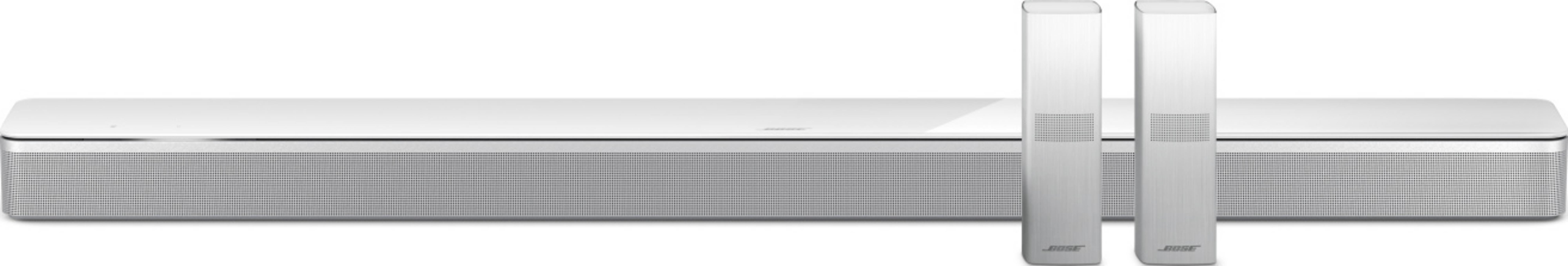 Eine weiße Soundbar und zwei weiße Lautsprecher auf weißem Hintergrund.