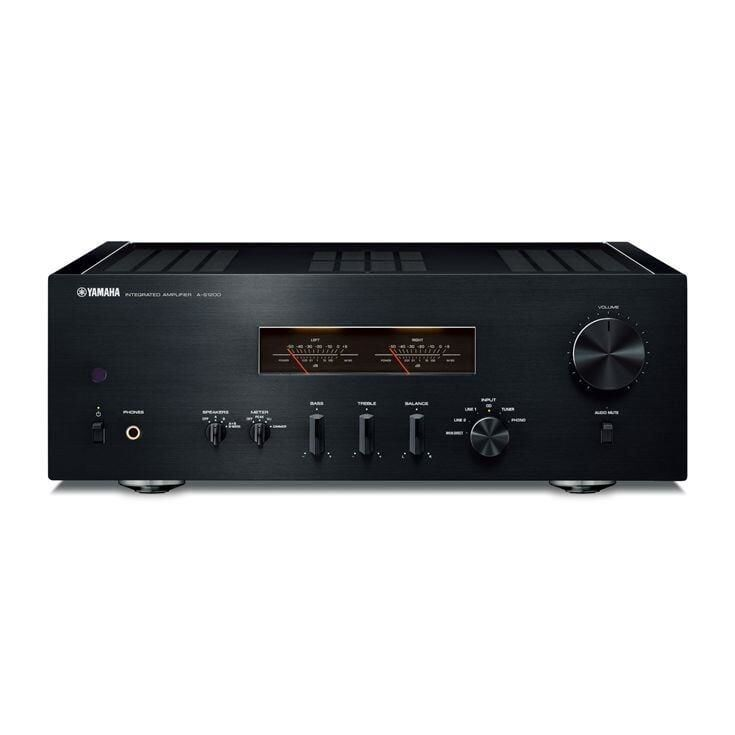 Düğmeler, kadranlar ve ölçüm ekranı bulunan siyah Yamaha entegre amplifikatör.