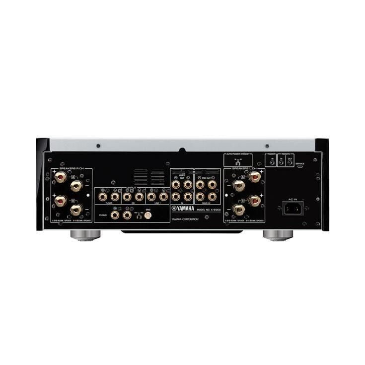 Çok sayıda bağlantı noktası ve etiketi olan siyah Yamaha amplifikatörün arkası.