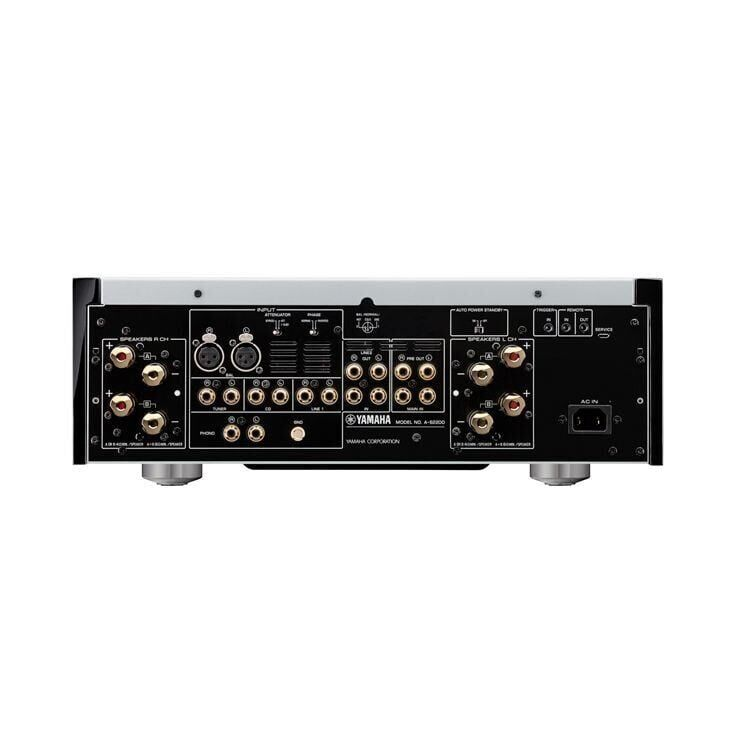 Çok sayıda bağlantı noktası ve etiketi olan siyah bir Yamaha amplifikatörünün arka görünümü.