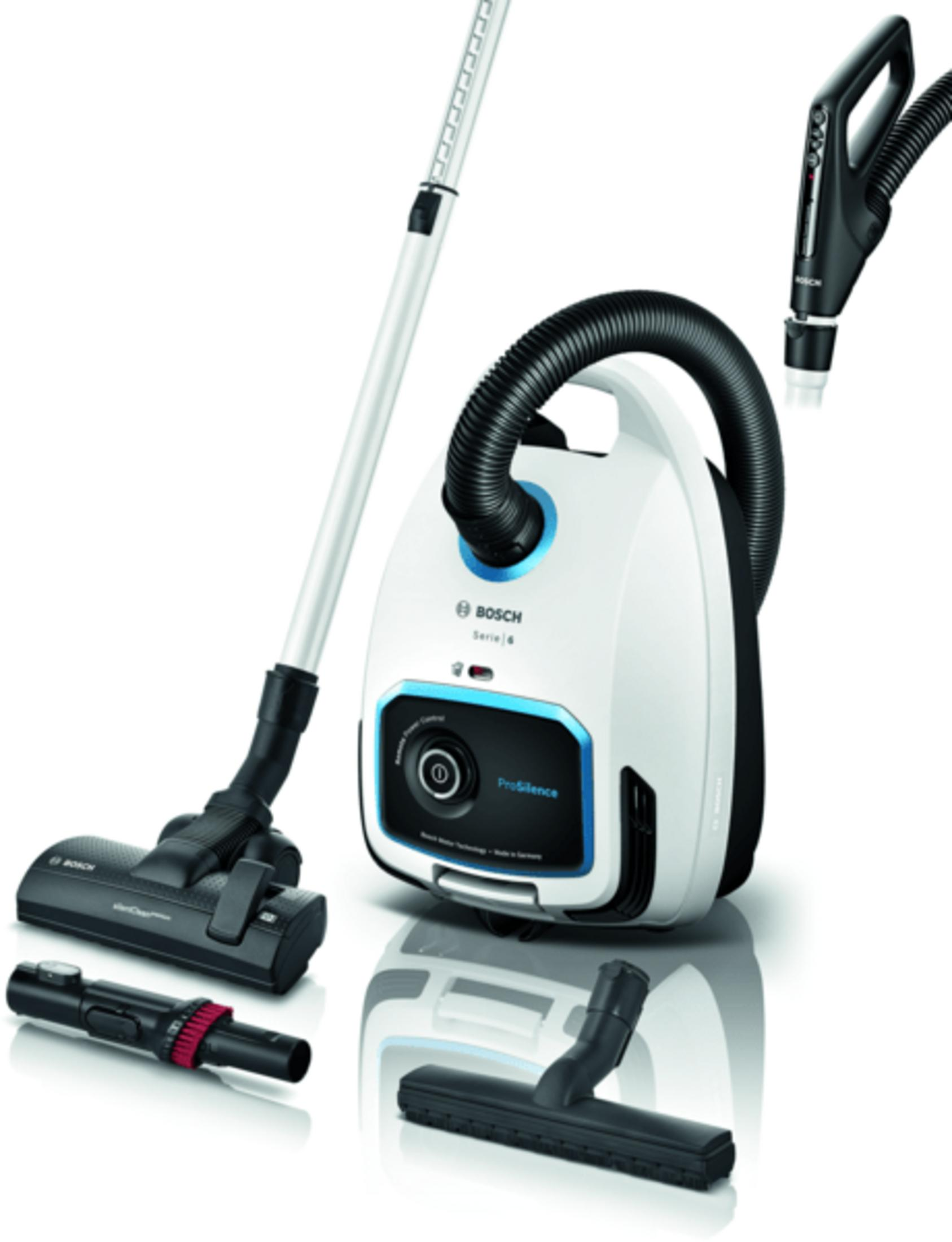 Ein weißer Bosch Staubsauger mit Zubehör, darunter ein Schlauch und Bürsten.