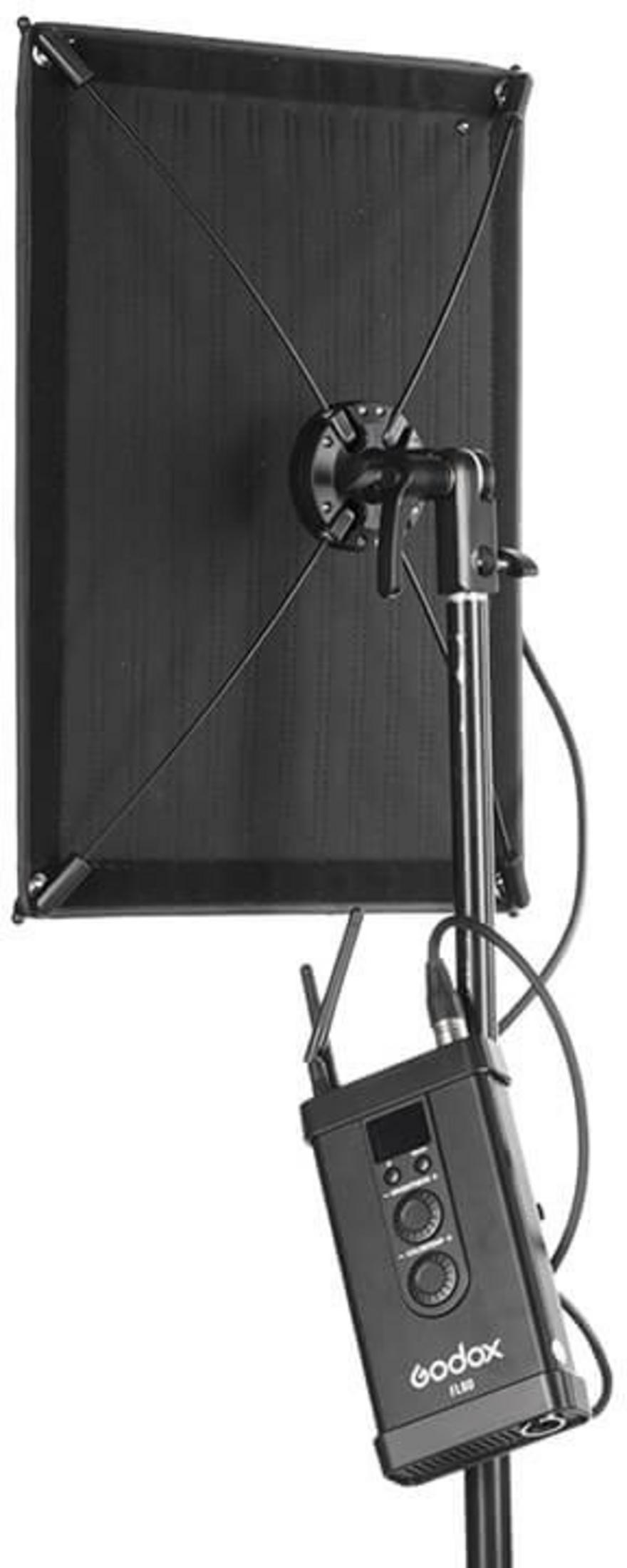 Ein schwarzer Godox FL100 Lichtmodifikator mit Diffusor an einem Ständer.