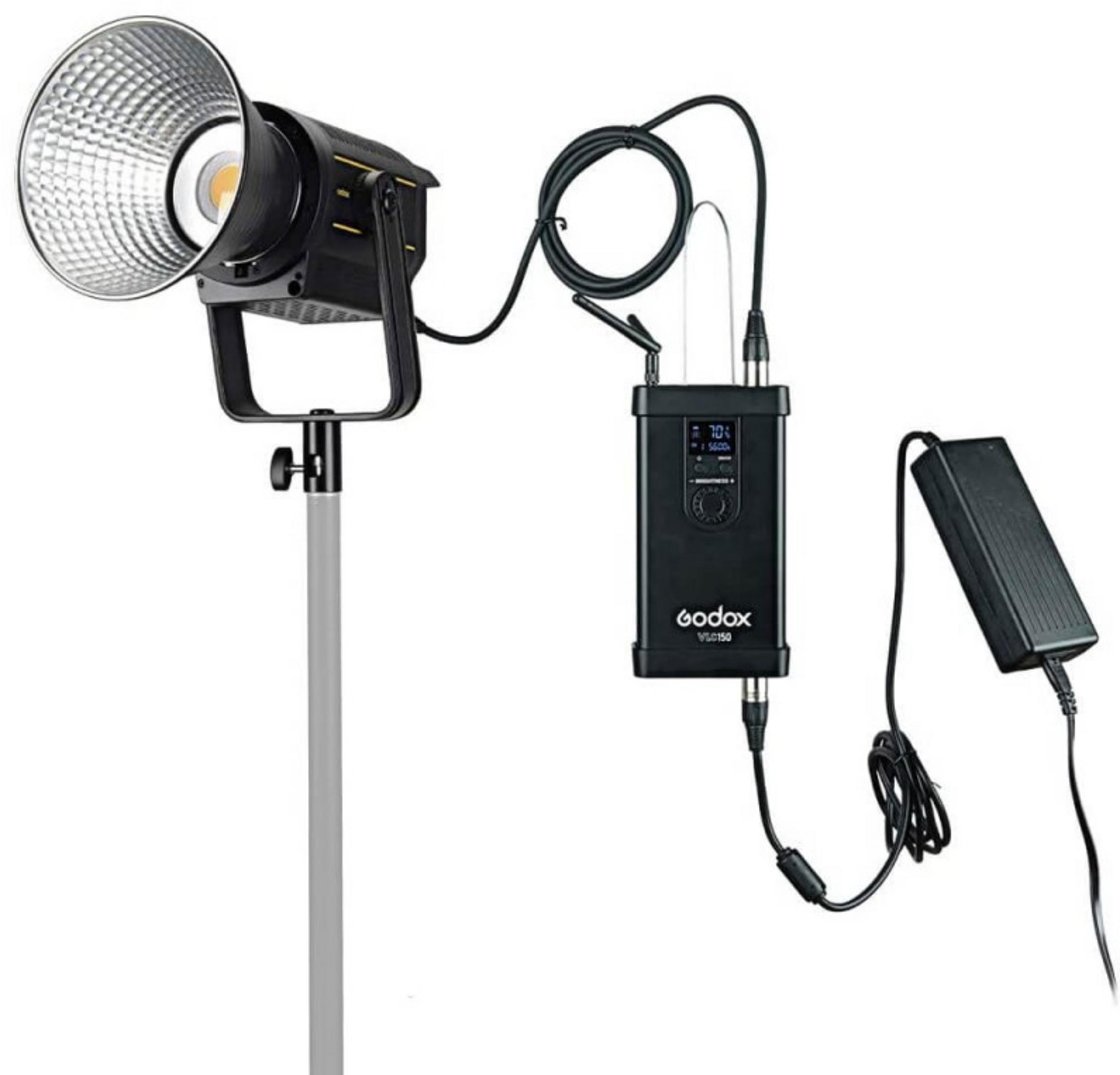 Ein schwarzes Godox VSL150 Licht mit silbernem Reflektor und Netzteil.
