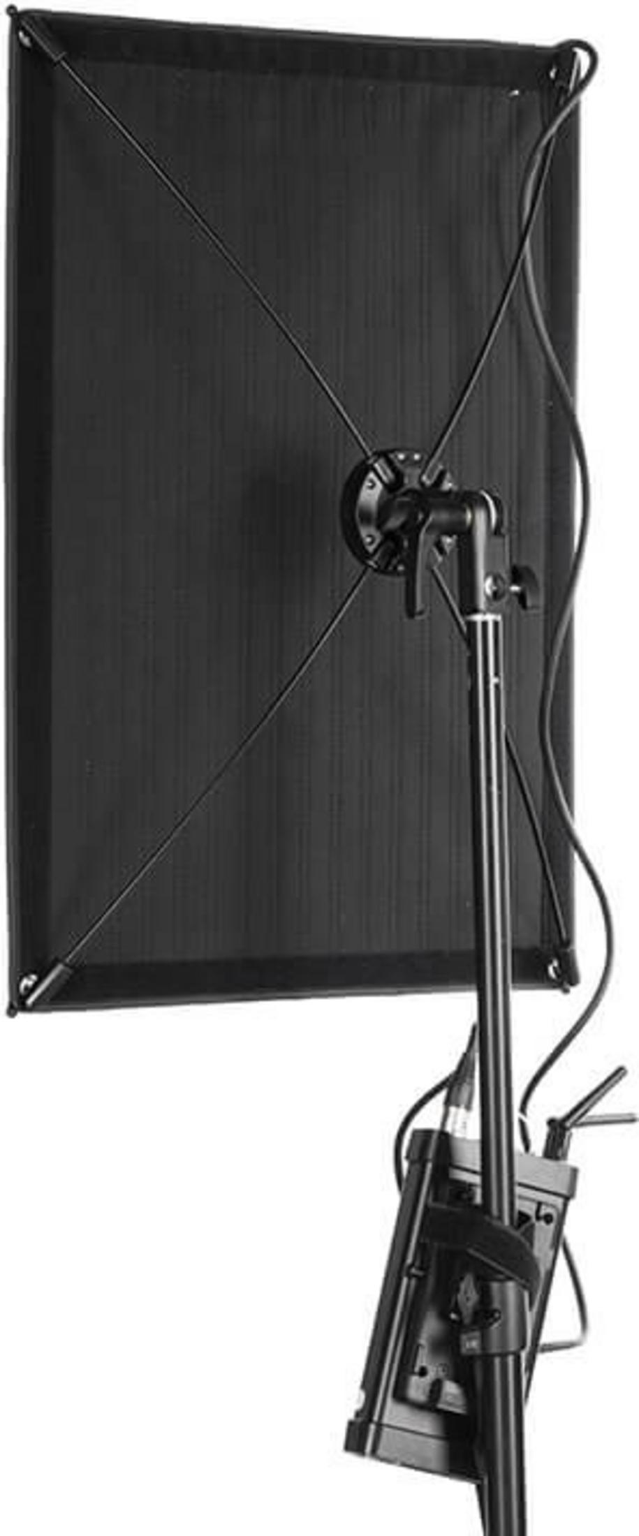 Ein schwarzes Fotodiffusor-Panel, das an einem Ständer mit Kabeln befestigt ist.