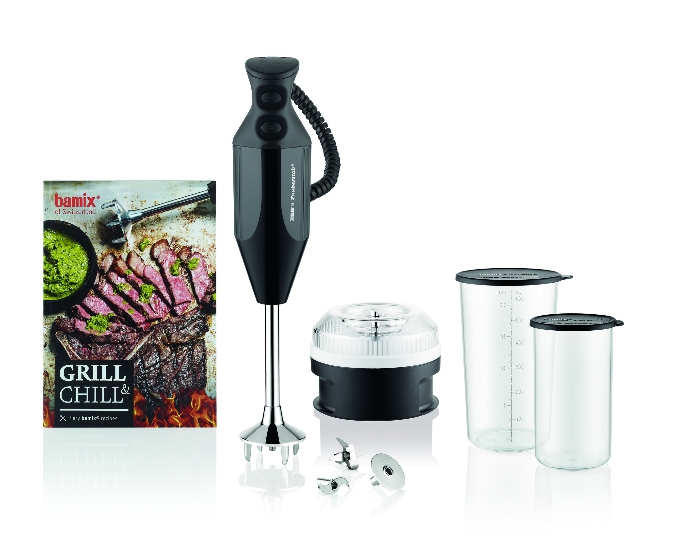 Bamix Handmixer mit Kochbuch, Zubehör, Messbechern und Zerkleinerer.