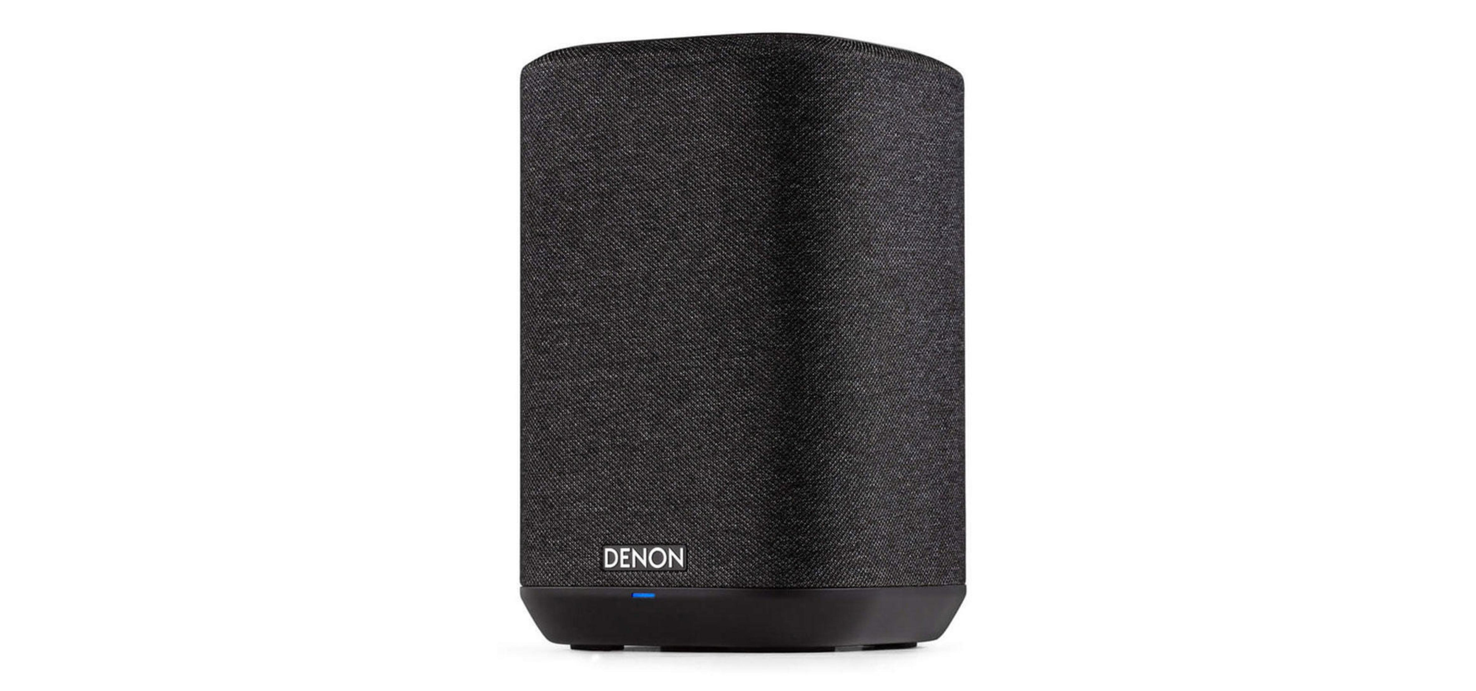 Schwarzer Denon Lautsprecher mit blauem Licht am Sockel.