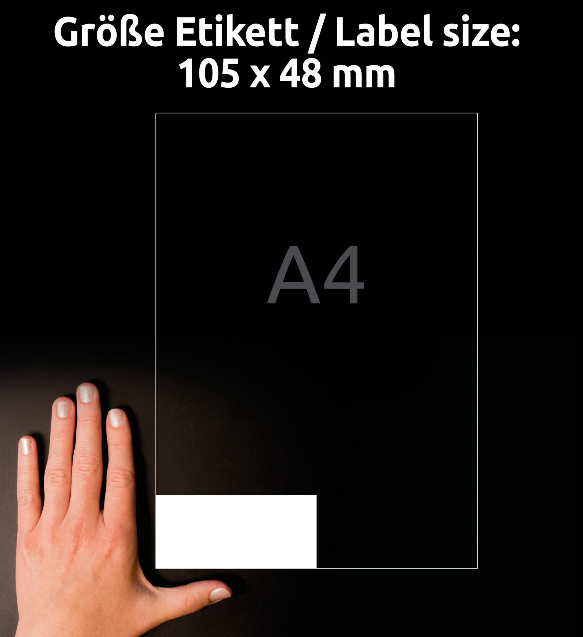 Eine Hand liegt links neben einem A4 Blatt. Text oben: Größe Etikett 105x48mm.
