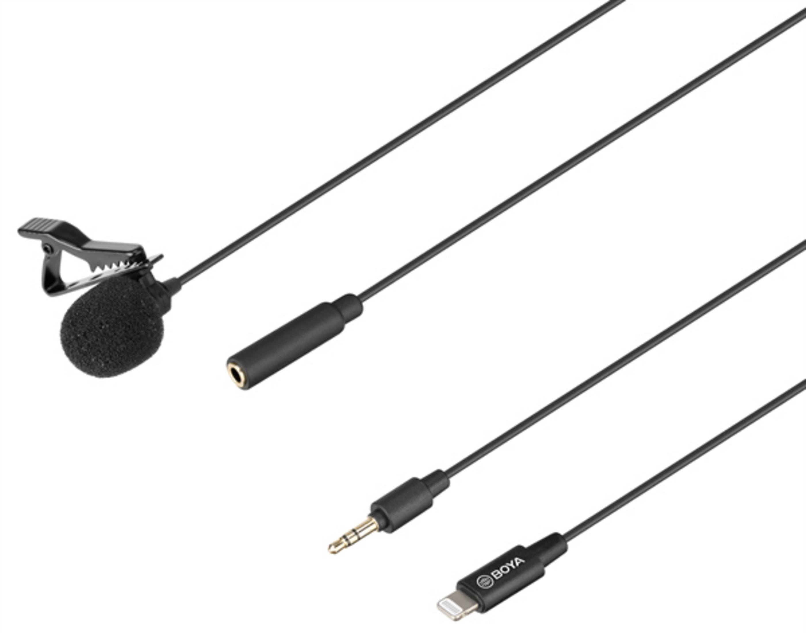 Un micrófono de solapa negro con cables y varios conectores.