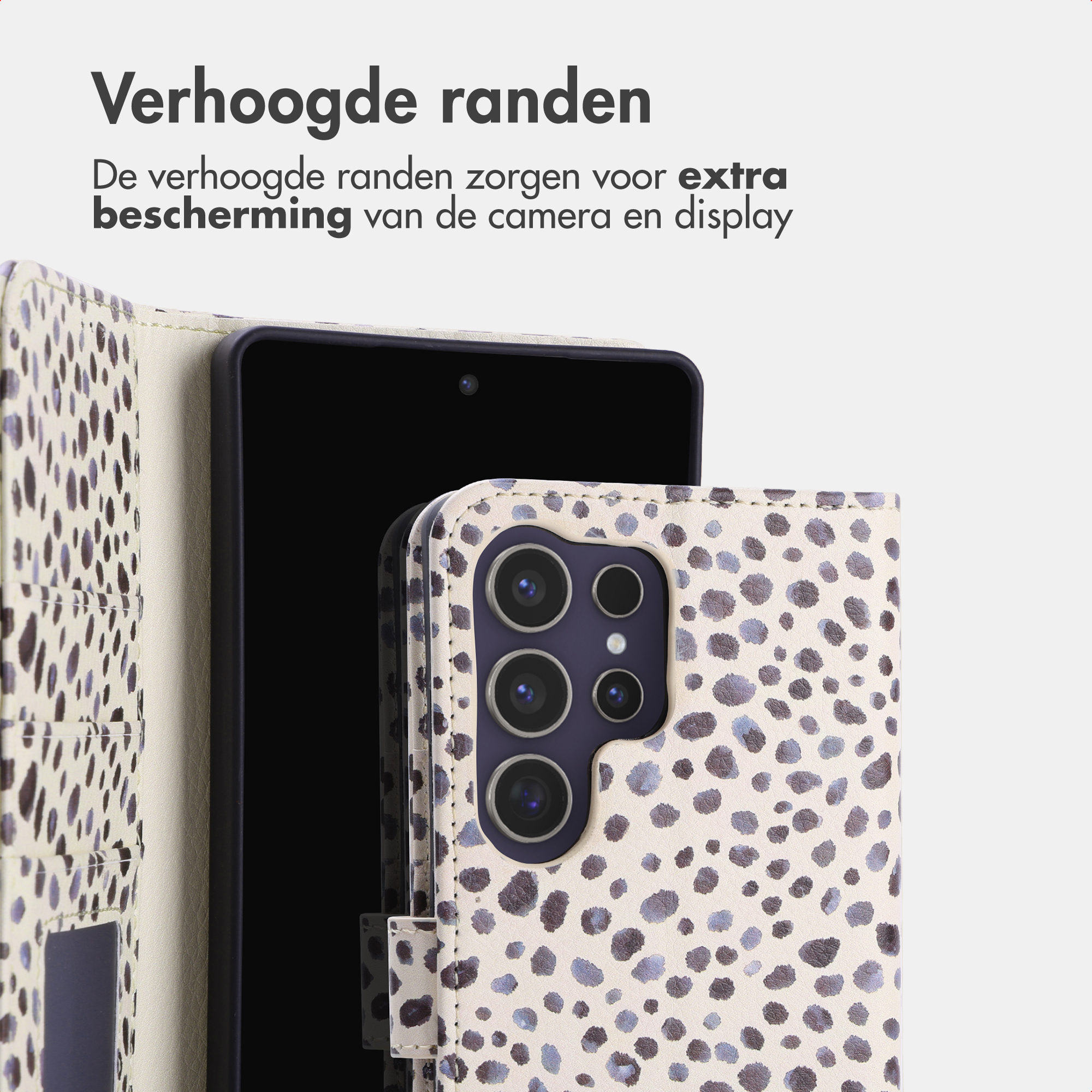Uno smartphone con custodia leopardata. La custodia protegge la fotocamera.