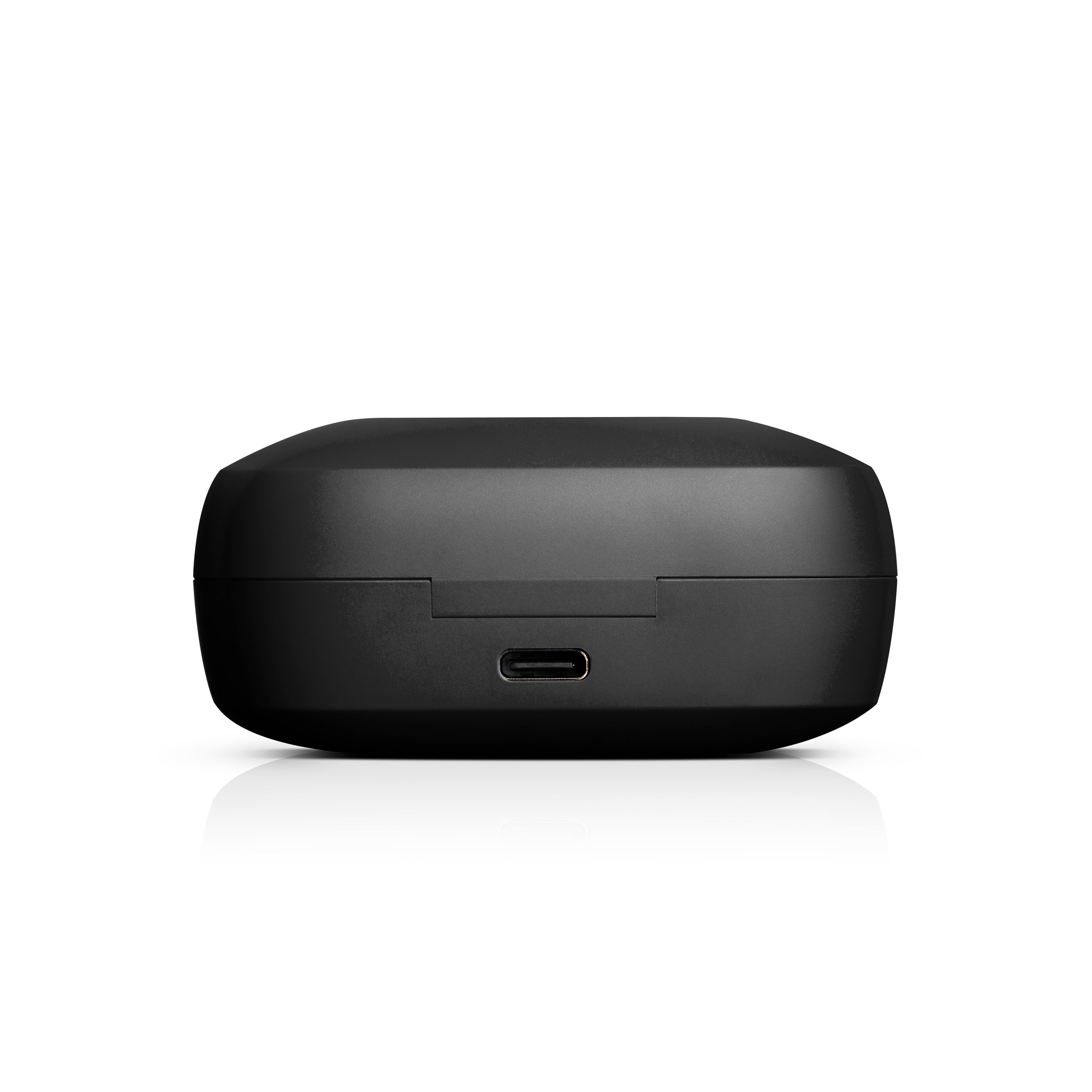 Custodia di ricarica nera per auricolari con porta USB-C su sfondo bianco.