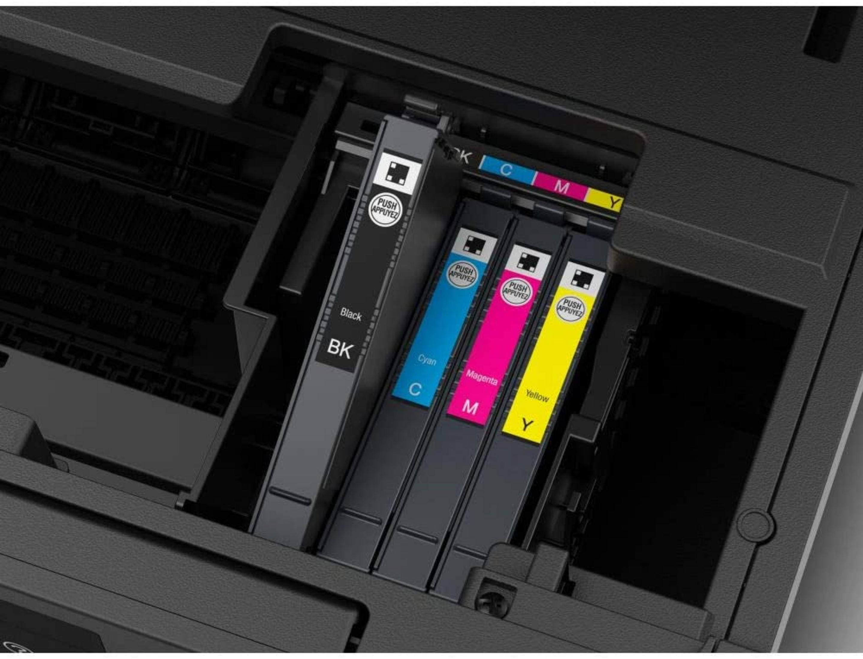 Quattro cartucce d'inchiostro: nero, ciano, magenta e giallo, installate in una stampante.