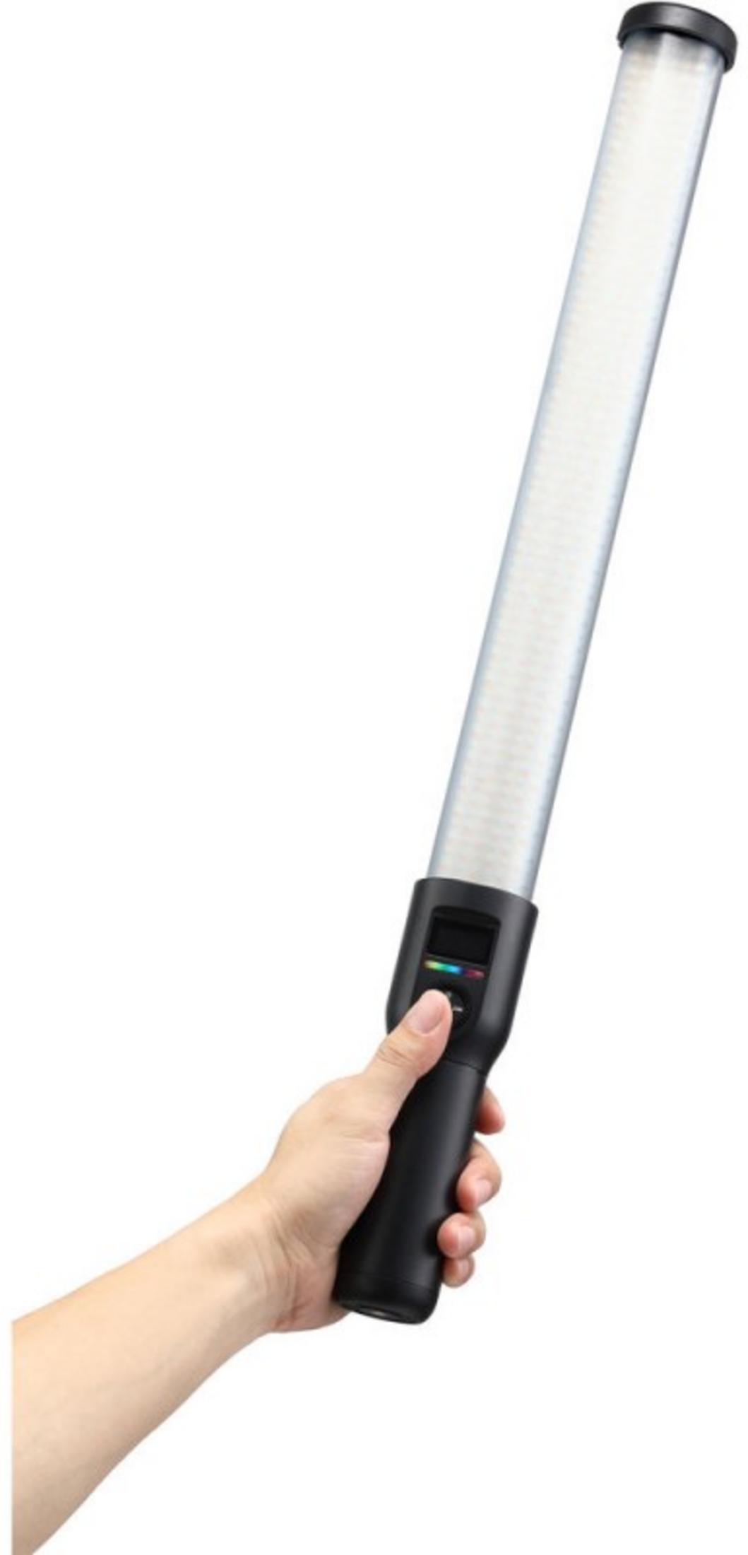 Una mano tiene una barra luminosa LED nera con display digitale e pulsanti colorati.