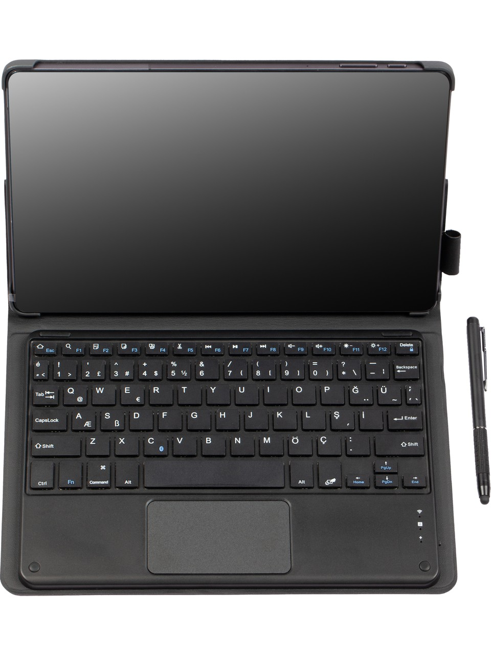 Beyaz arka plan üzerinde bağlı klavyeli siyah tablet ve yanında kalem.