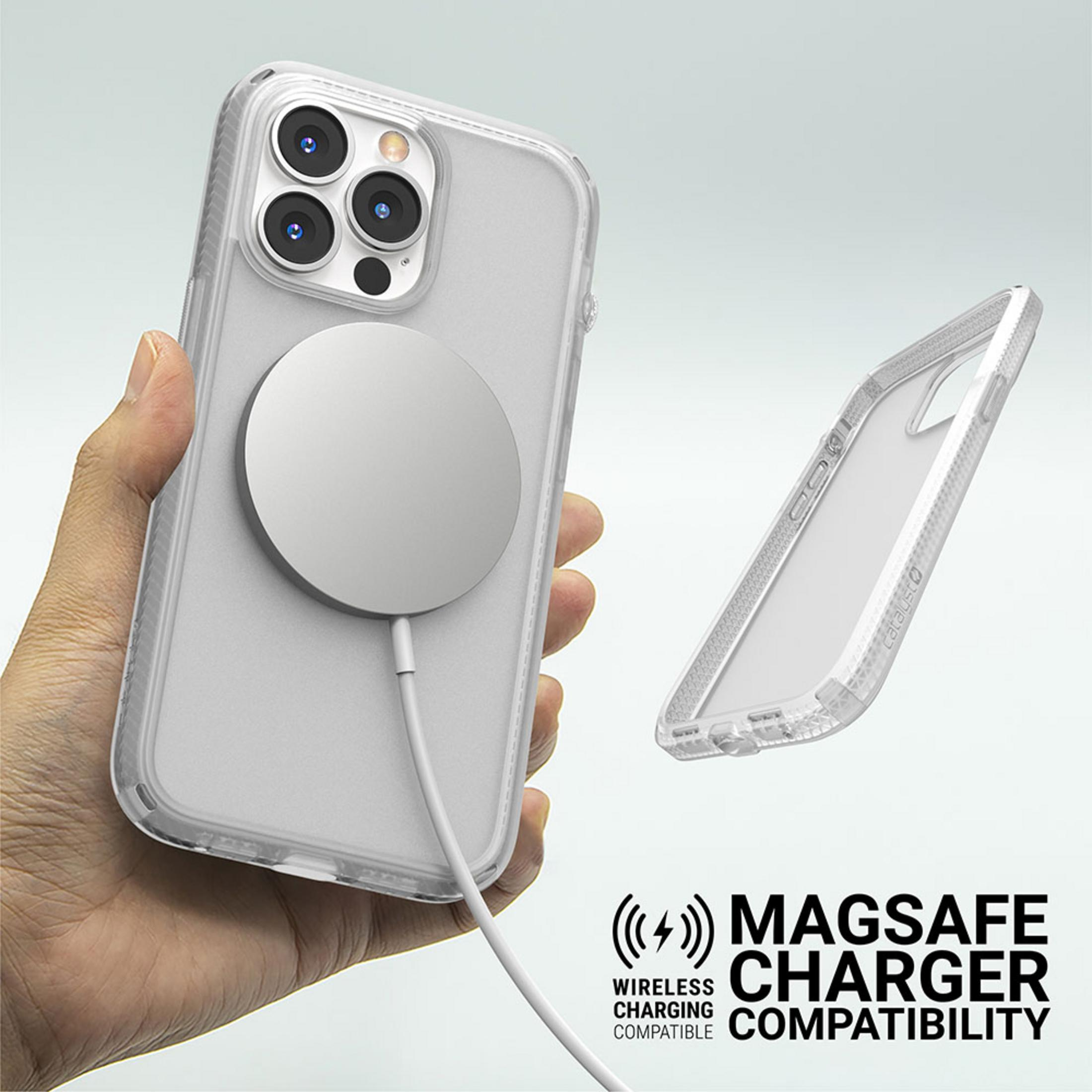 Eine Hand hält ein durchsichtiges Handy mit MagSafe-Ladegerät und Kabel.