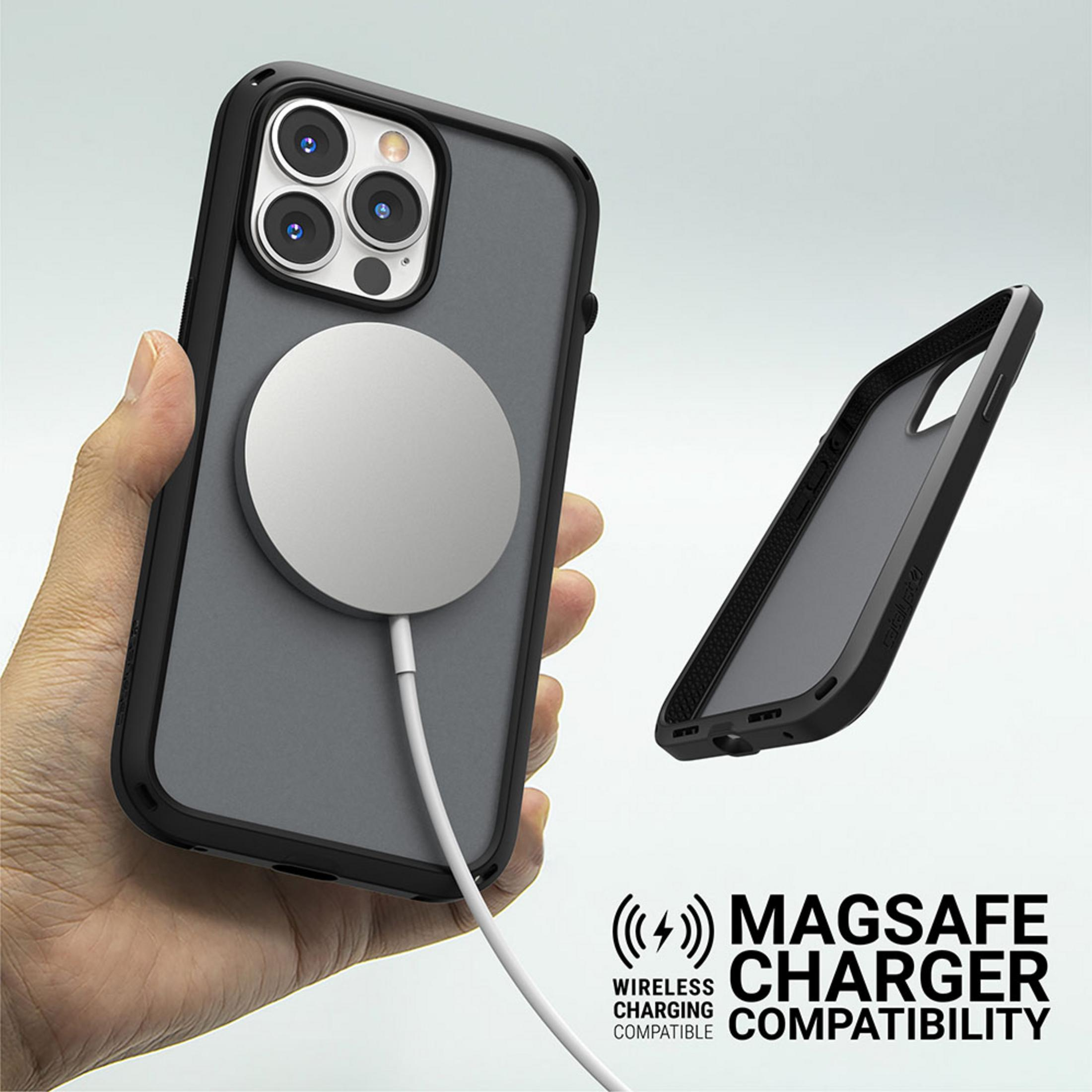 Telefon mit MagSafe-Ladegerät, in der Hand gehalten. Hülle separat gezeigt.