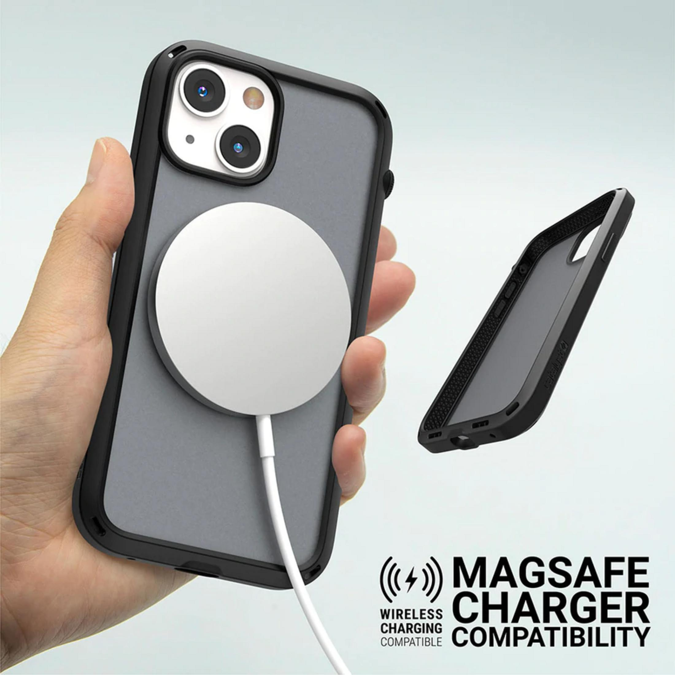Ein Handy mit MagSafe-Ladegerät wird von einer Hand gehalten. Ein weiteres Case schwebt.