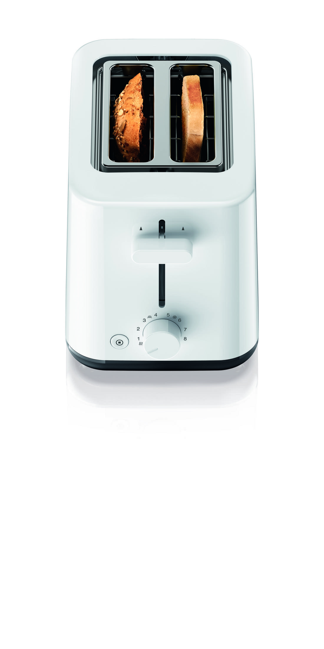 Ein weißer Toaster mit zwei Toastscheiben, eine getoastet, eine nicht.