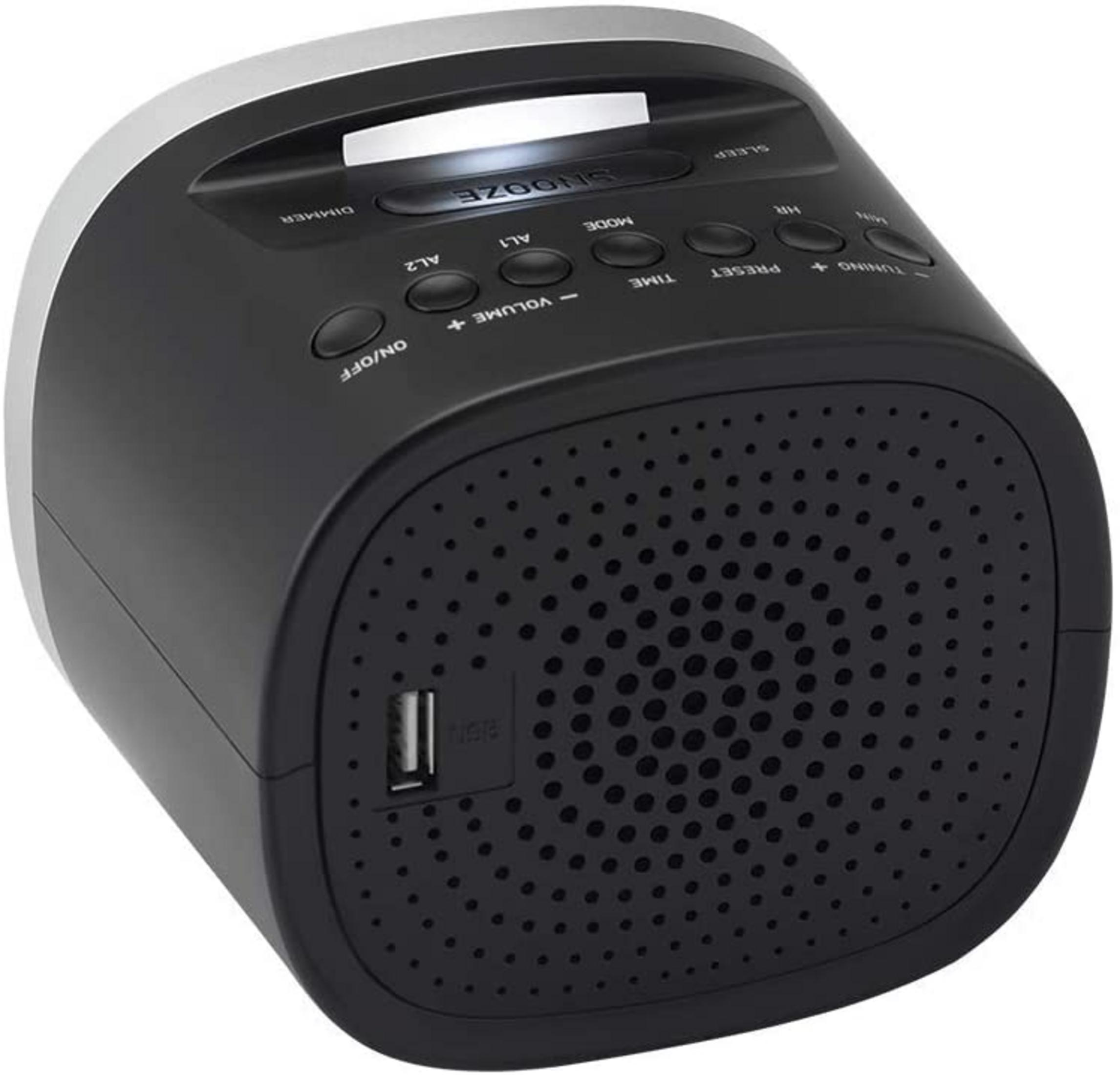 Ein schwarzer digitaler Wecker mit Lautsprechergitter und USB-Anschluss.
