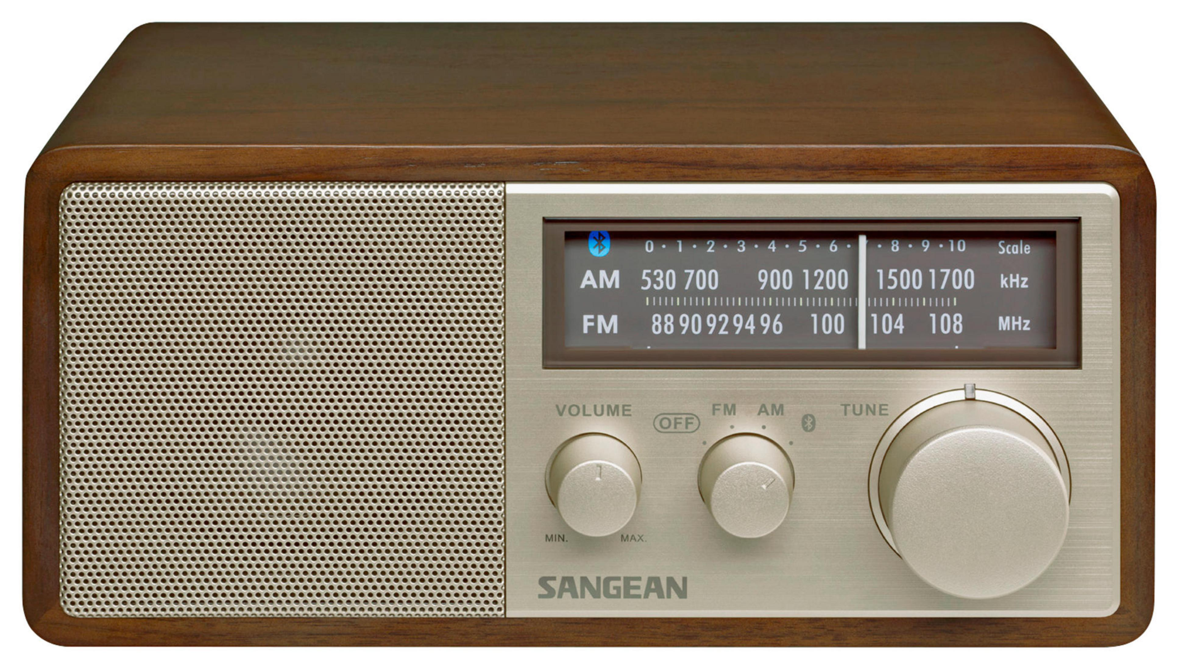 Una radio in legno con manopole argentate e display digitale per stazioni AM/FM.