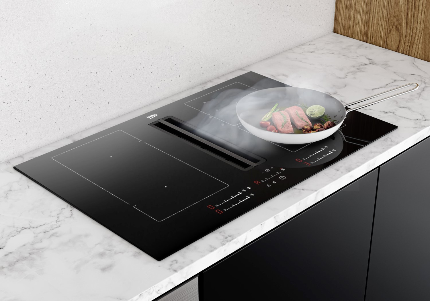 Un piano cottura a induzione nero con cappa integrata, che cuoce carne in una padella.