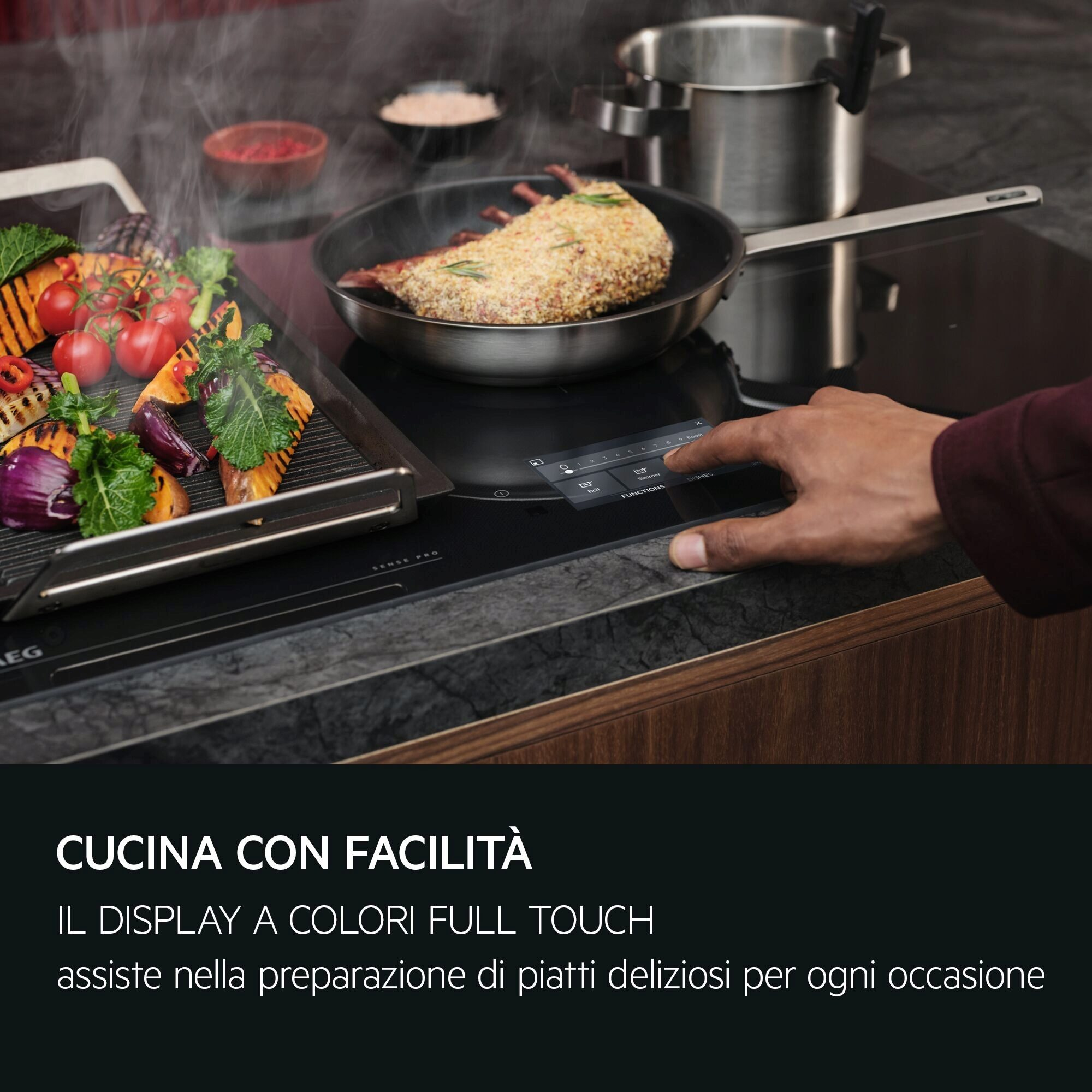 Un uomo usa un piano cottura touch screen. Verdure grigliate e carne in padella.