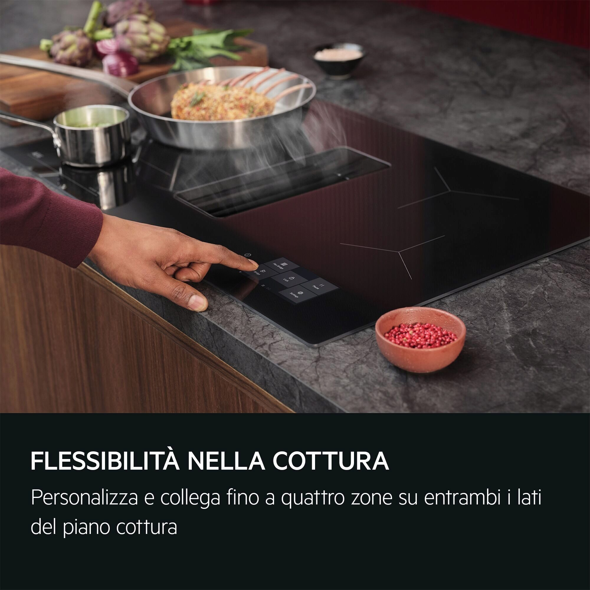 Un dito tocca il display del piano cottura accanto a pentole e vapore.