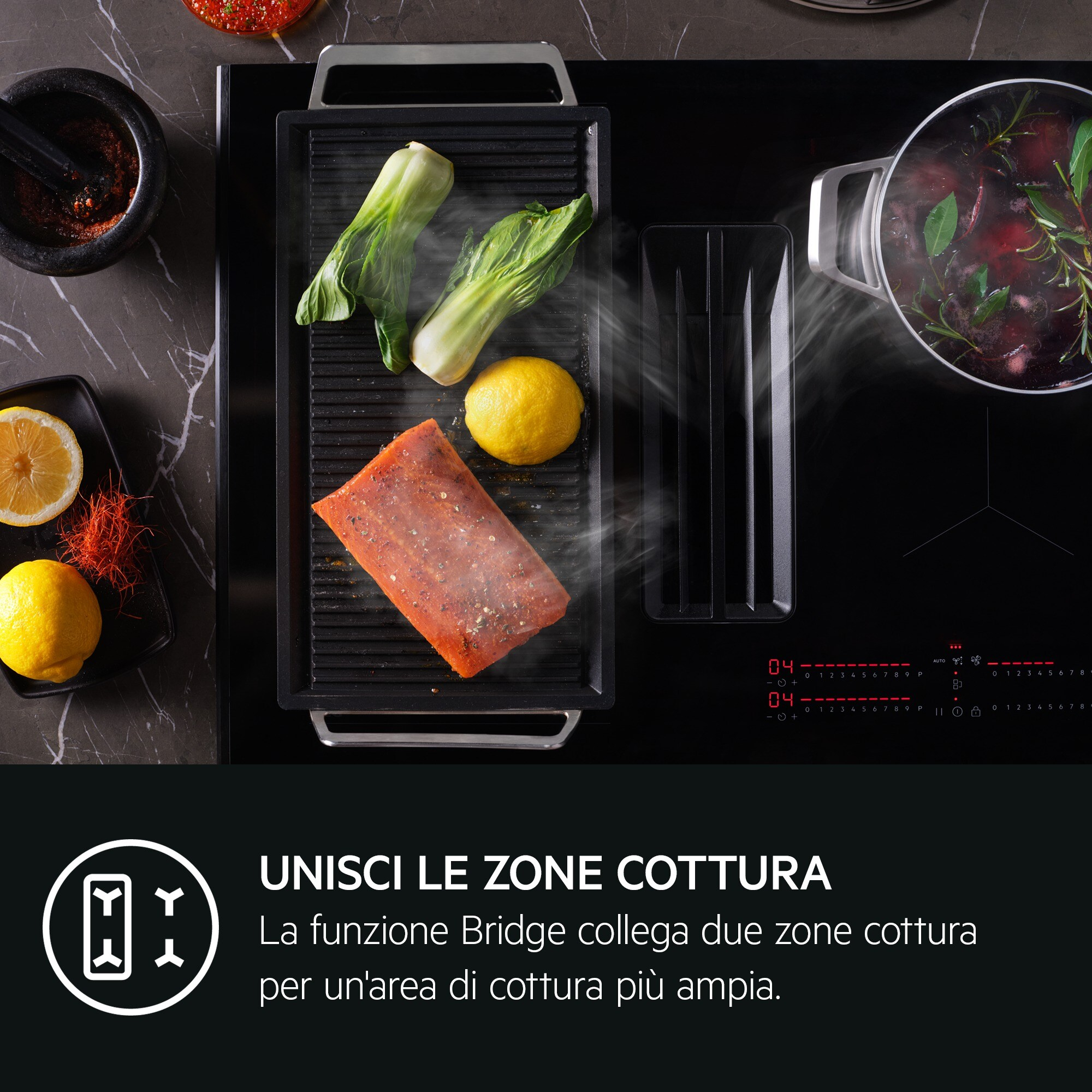 Un filetto di salmone cuoce su una griglia, con limoni e verdure vicine.