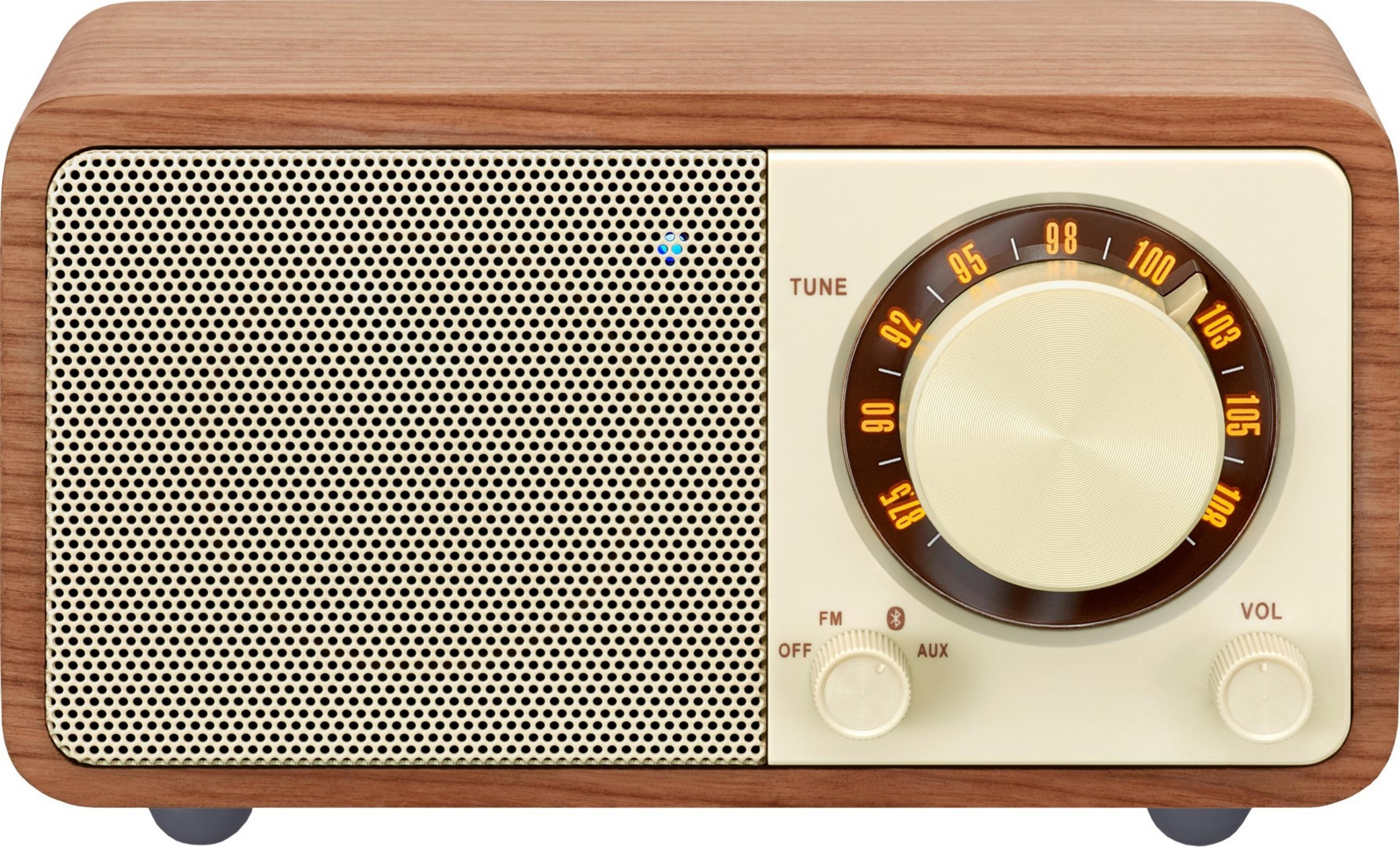 Una radio in legno con griglia dell'altoparlante e quadrante per la frequenza.