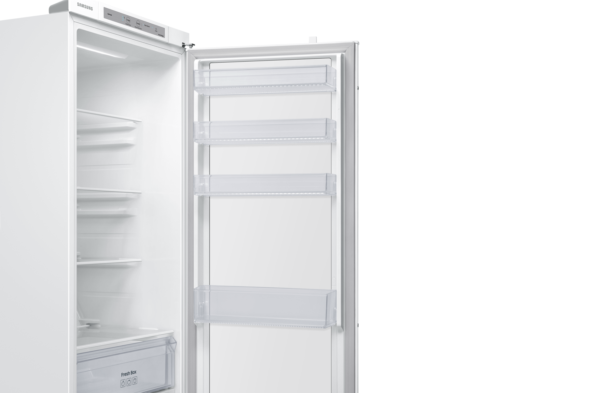 Offener weißer Kühlschrank mit Regalen, Schublade und Türfächern.