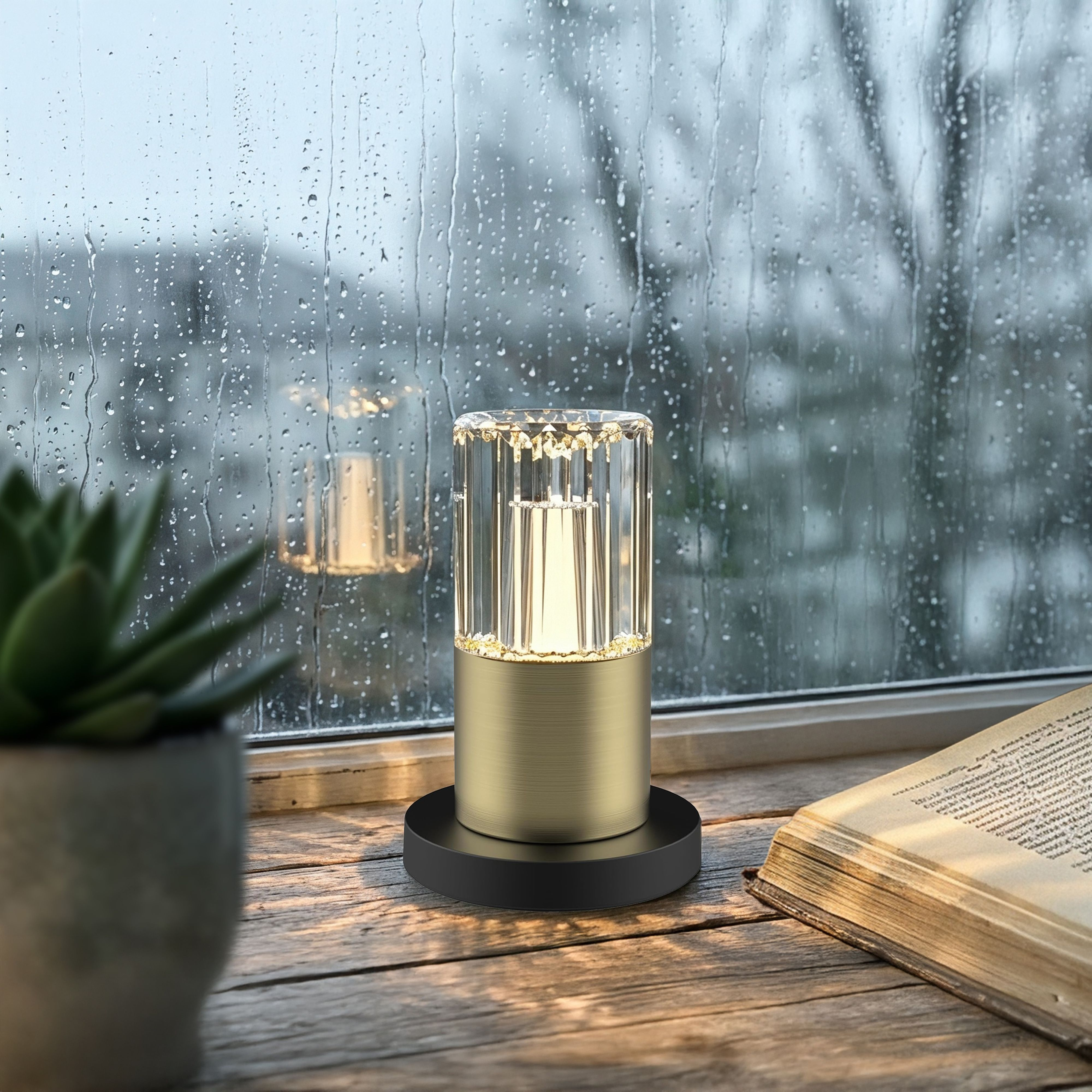 Eine Kristalllampe leuchtet auf einem Holztisch vor einem Fenster mit Regentropfen.