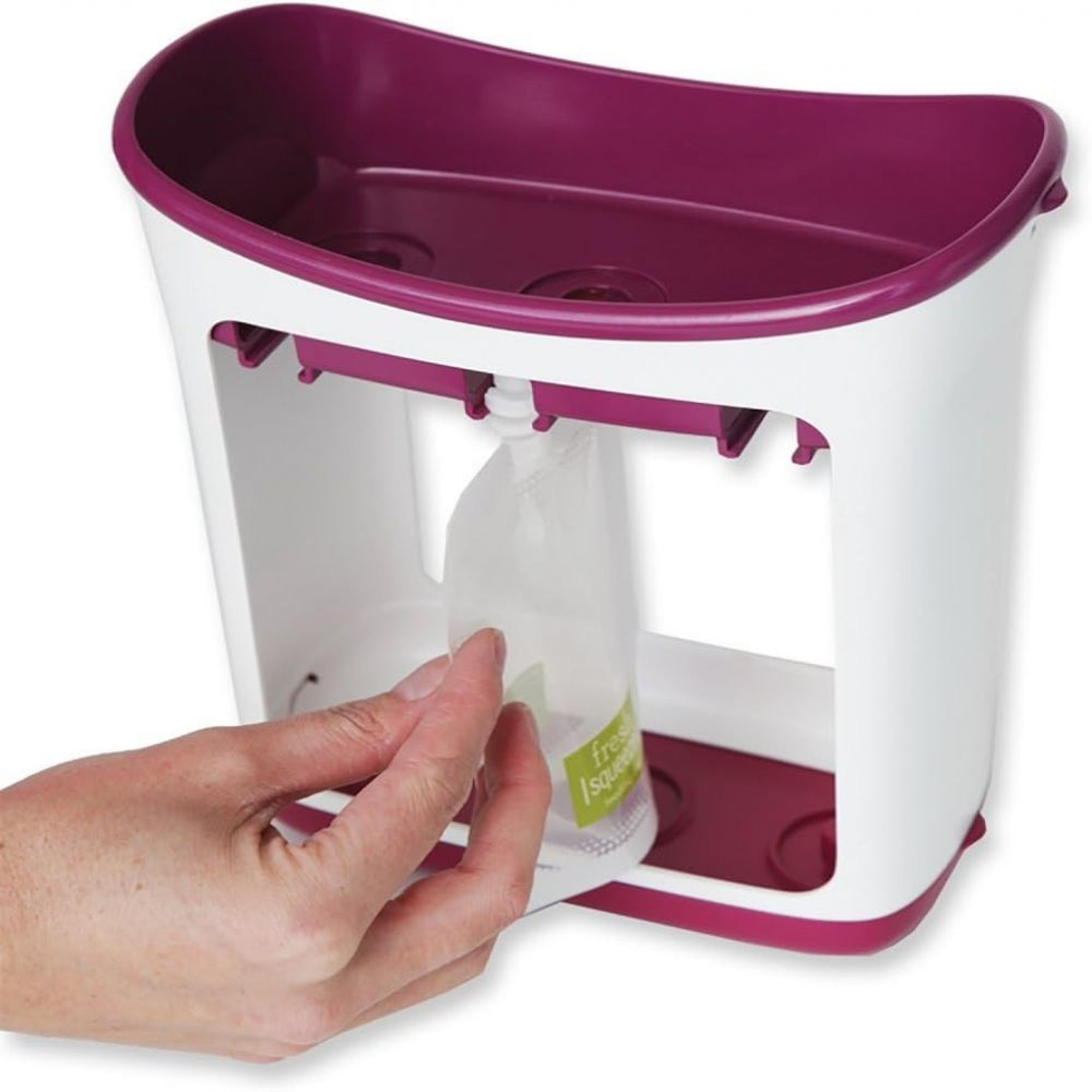 Eine Hand steckt einen Beutel in eine weiße und lila Babynahrungsmacher.