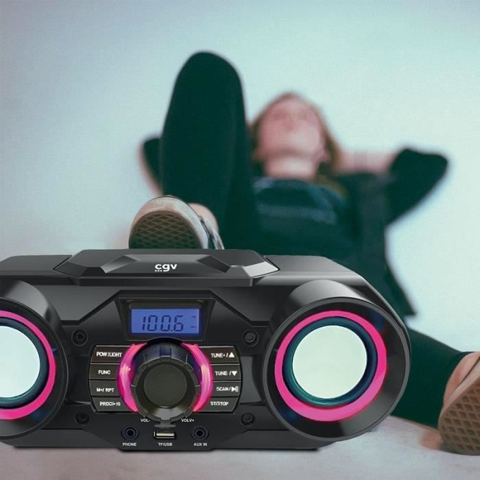 Un lettore CD nero con anelli luminosi e una ragazza sullo sfondo.