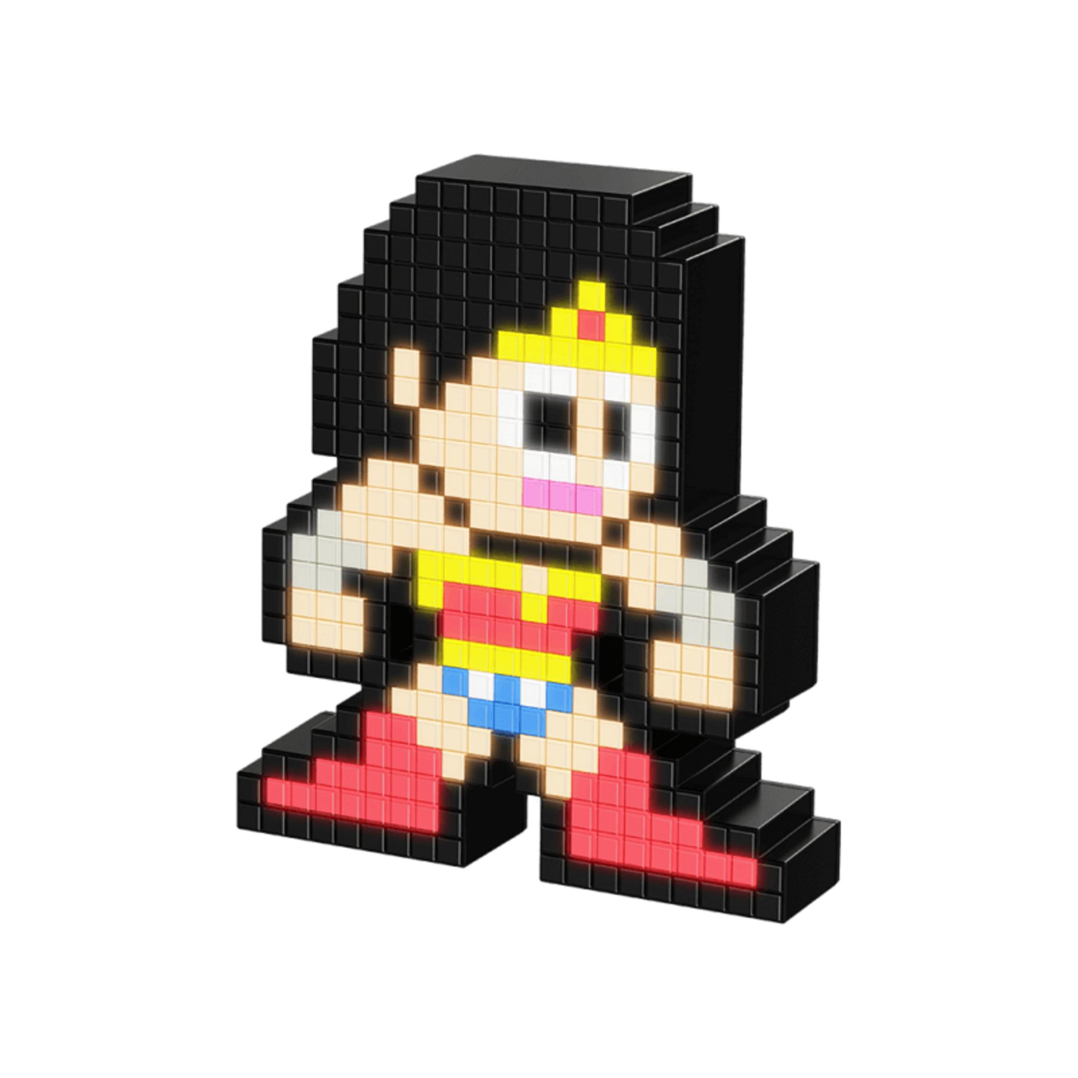 Pixel-Wonder Woman in Rot, Gelb und Blau mit schwarzen Haaren und einem goldenen Diadem.
