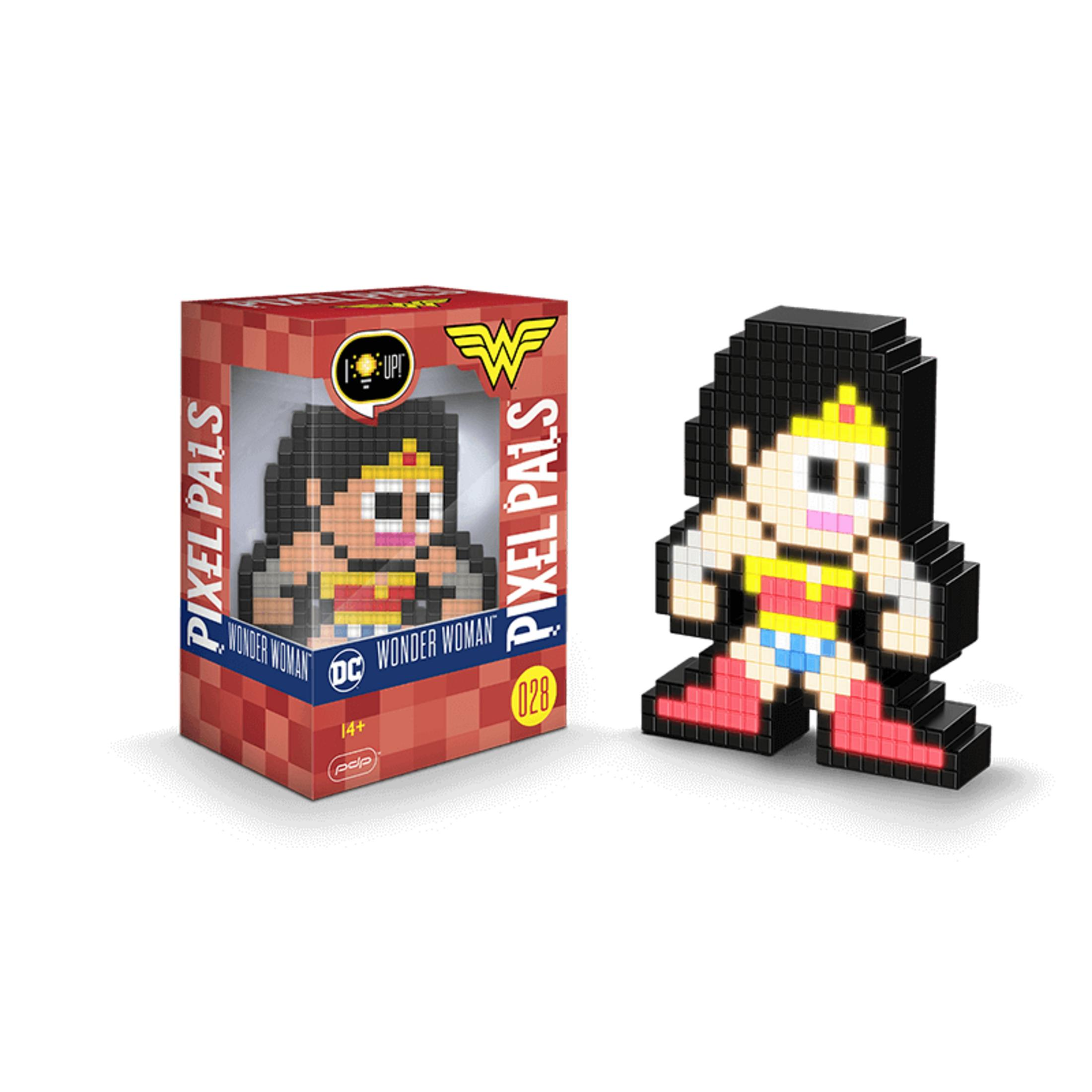 Pixel-Art-Figur von Wonder Woman neben ihrer Verpackung.