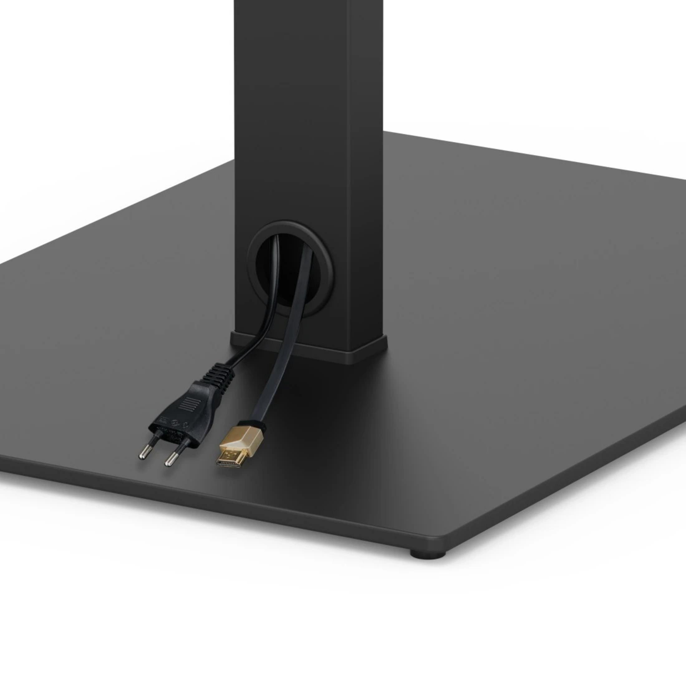 Schwarzer Sockel mit Kabeldurchführung, schwarzes Stromkabel und HDMI-Kabel.