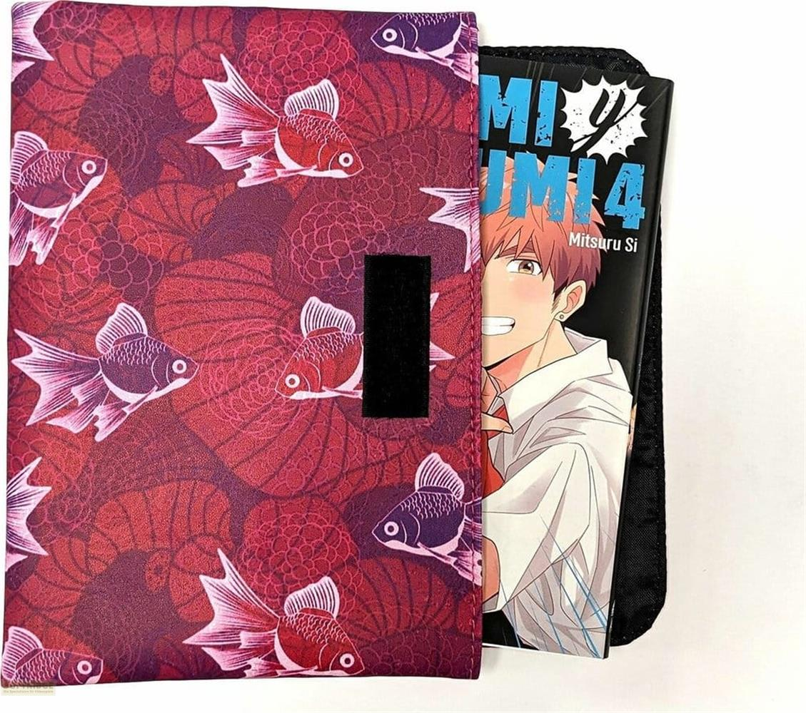 Rote Hülle mit Fischmuster, daneben ein Manga mit Anime-Charakter.