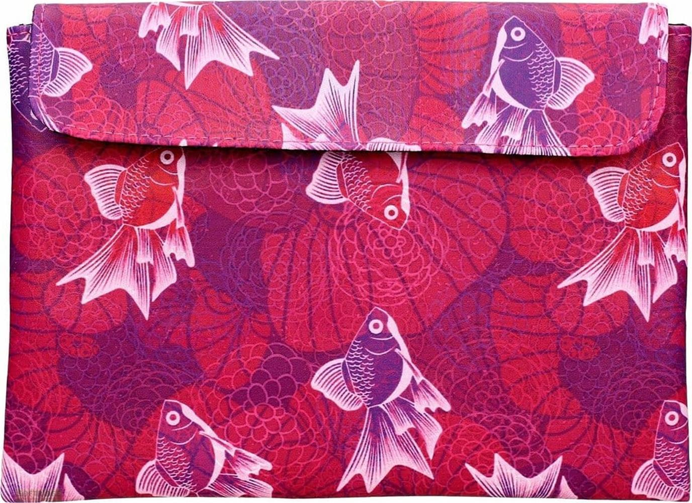 Ein rotes und lila Muster mit weißen Fischen und Blumen.