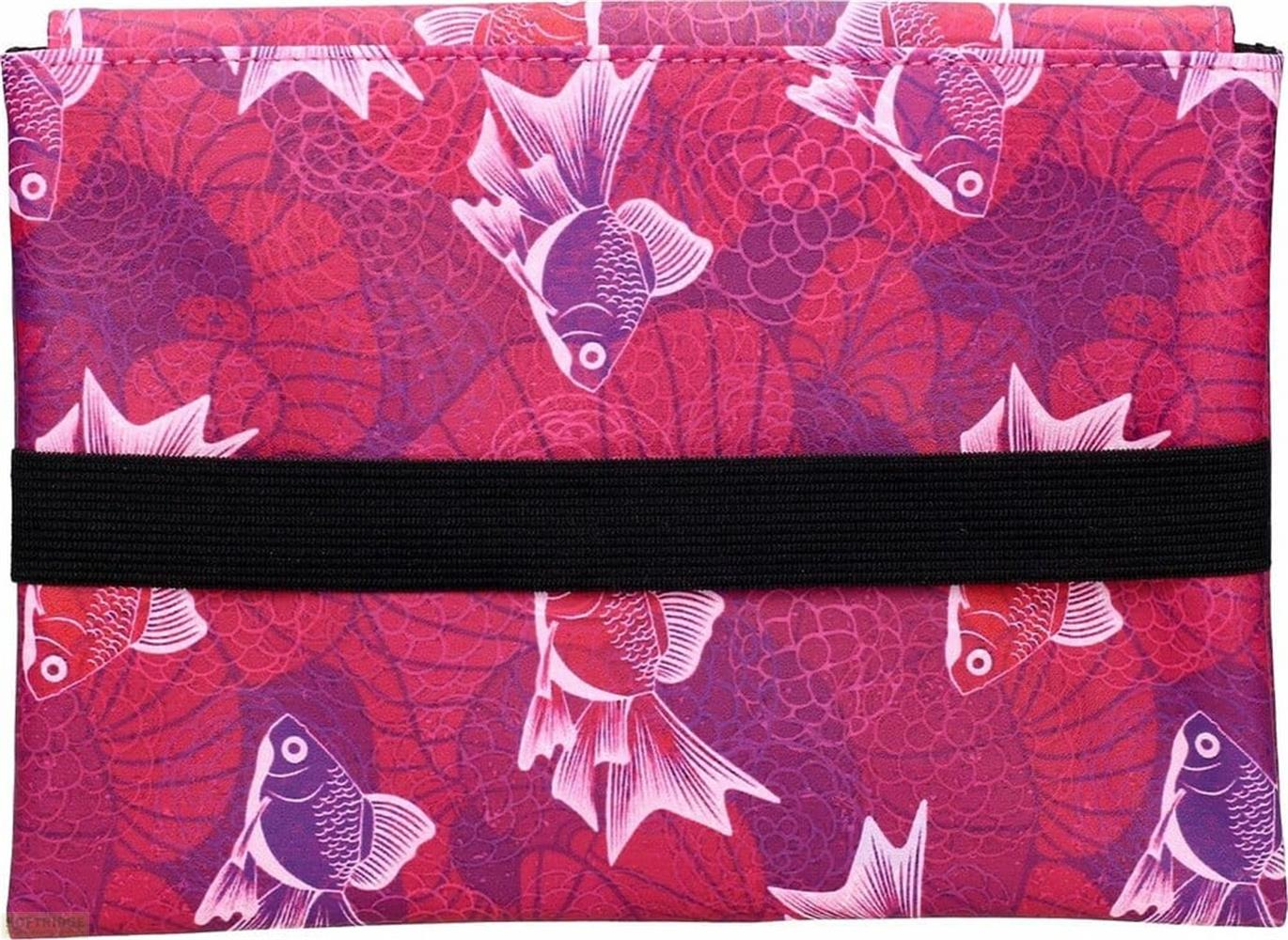 Ein pinker Geldbeutel mit einem Koi-Fischmuster und einem schwarzen Gummiband.