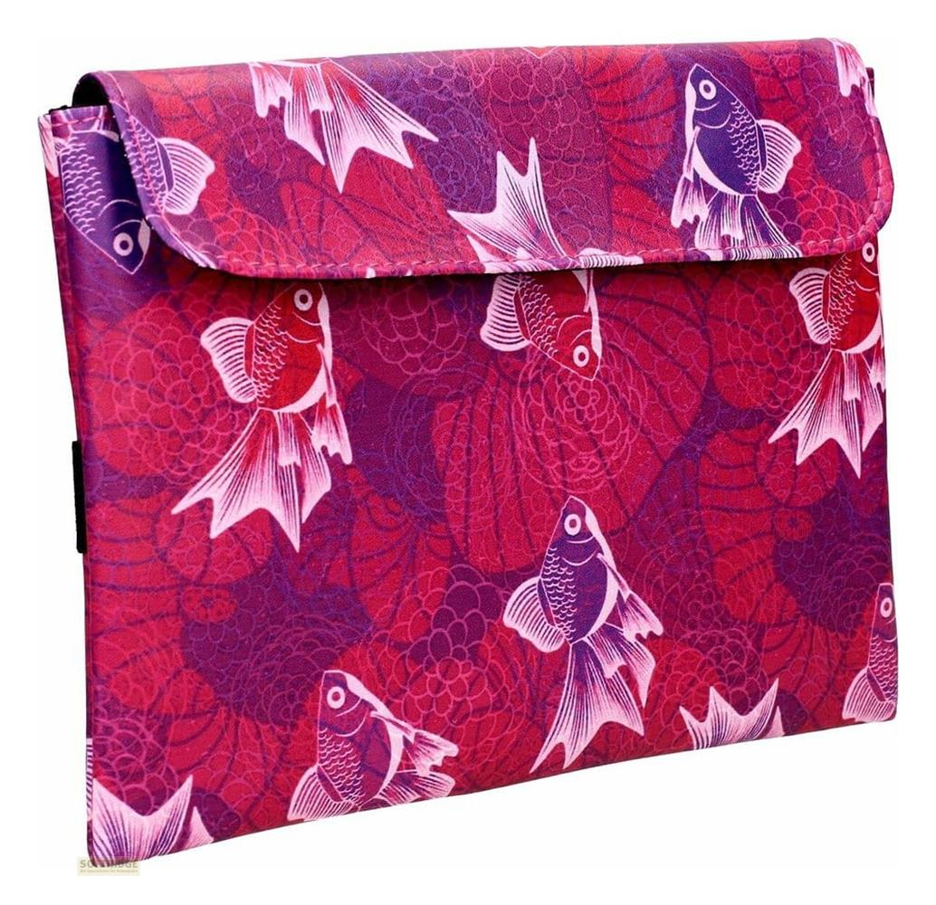 Rote Tasche mit lila Fischmuster. Nahaufnahme der Klappe.