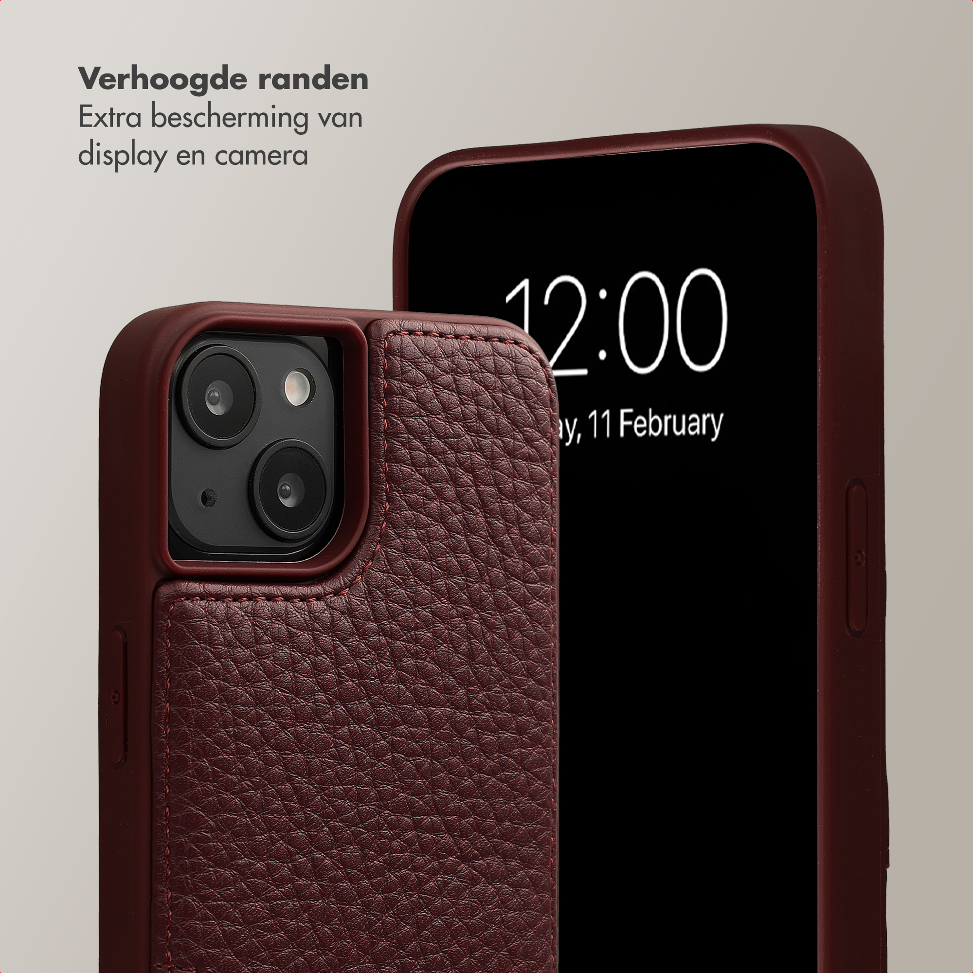Weiche Lederhülle in Burgunderrot für ein Smartphone mit hervorgehobener Kamera und Uhrzeit.