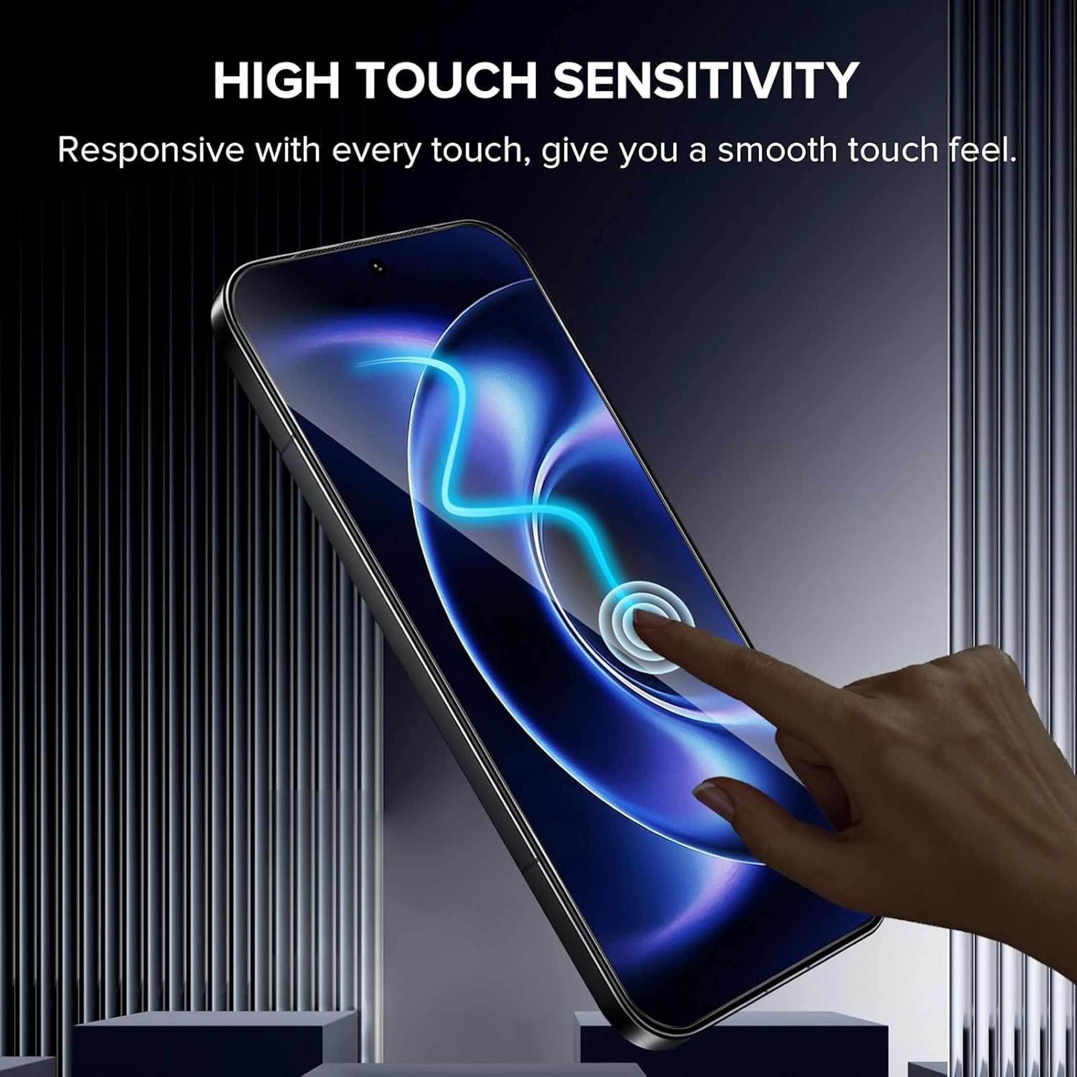 Una mano tocca uno smartphone con motivo blu e testo.