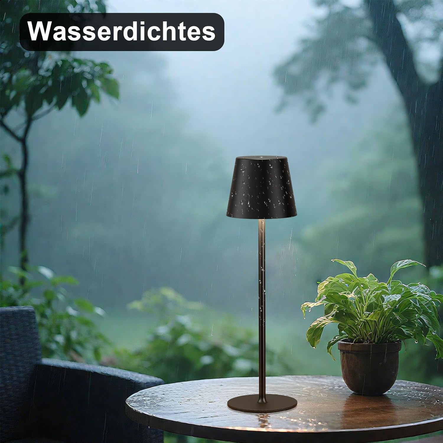Eine schwarze Lampe mit Wassertropfen steht auf einem Tisch im Regen.