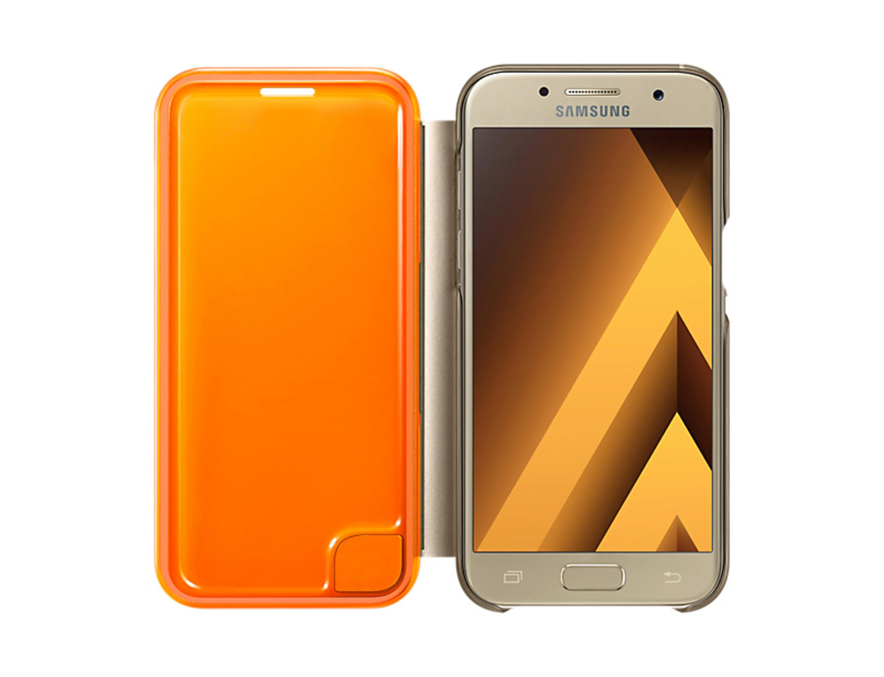 Ein goldener Samsung Handy mit einer offenen orangefarbenen Hülle.